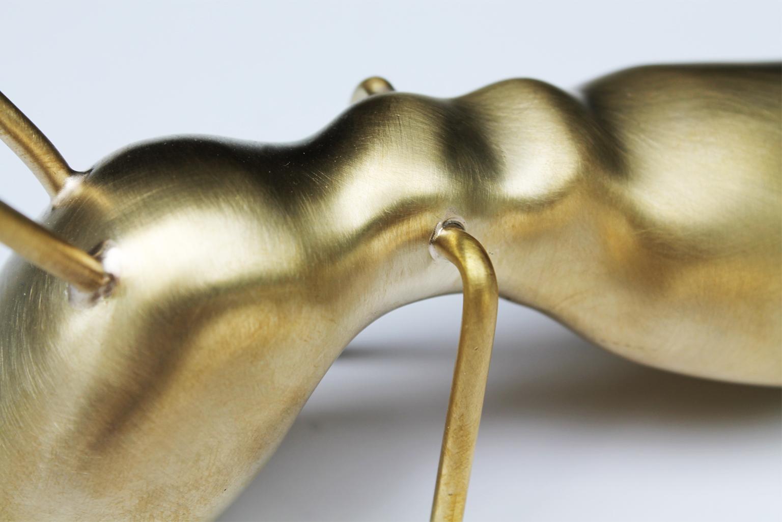 Goldener Ameisengeweih Dekorative Tisch-Skulptur – Sculpture von Arozarena De La Fuente