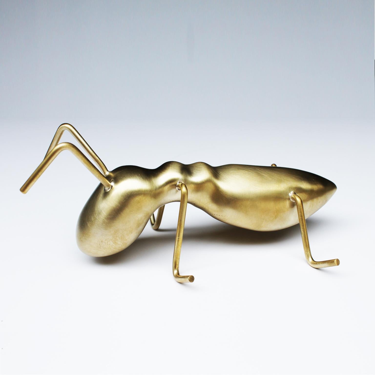 Golden Ant - Contemporary Sculpture by Arozarena De La Fuente