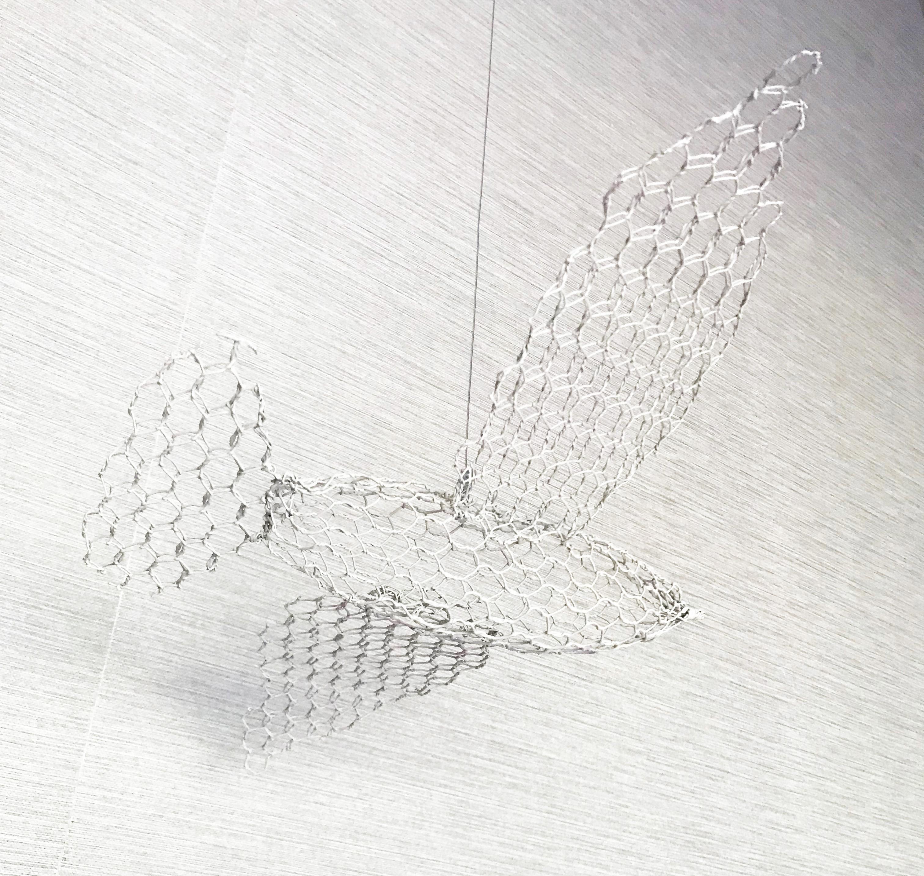 Sculpture d'oiseaux suspendus idéale pour les salles d'enfants et les espaces extérieurs en vente 1