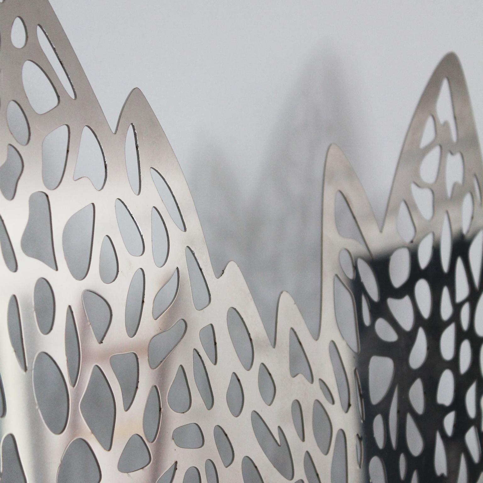 Maple Leaf. Handmade Modern Chrome Sculpture. - Contemporary Art by Arozarena De La Fuente