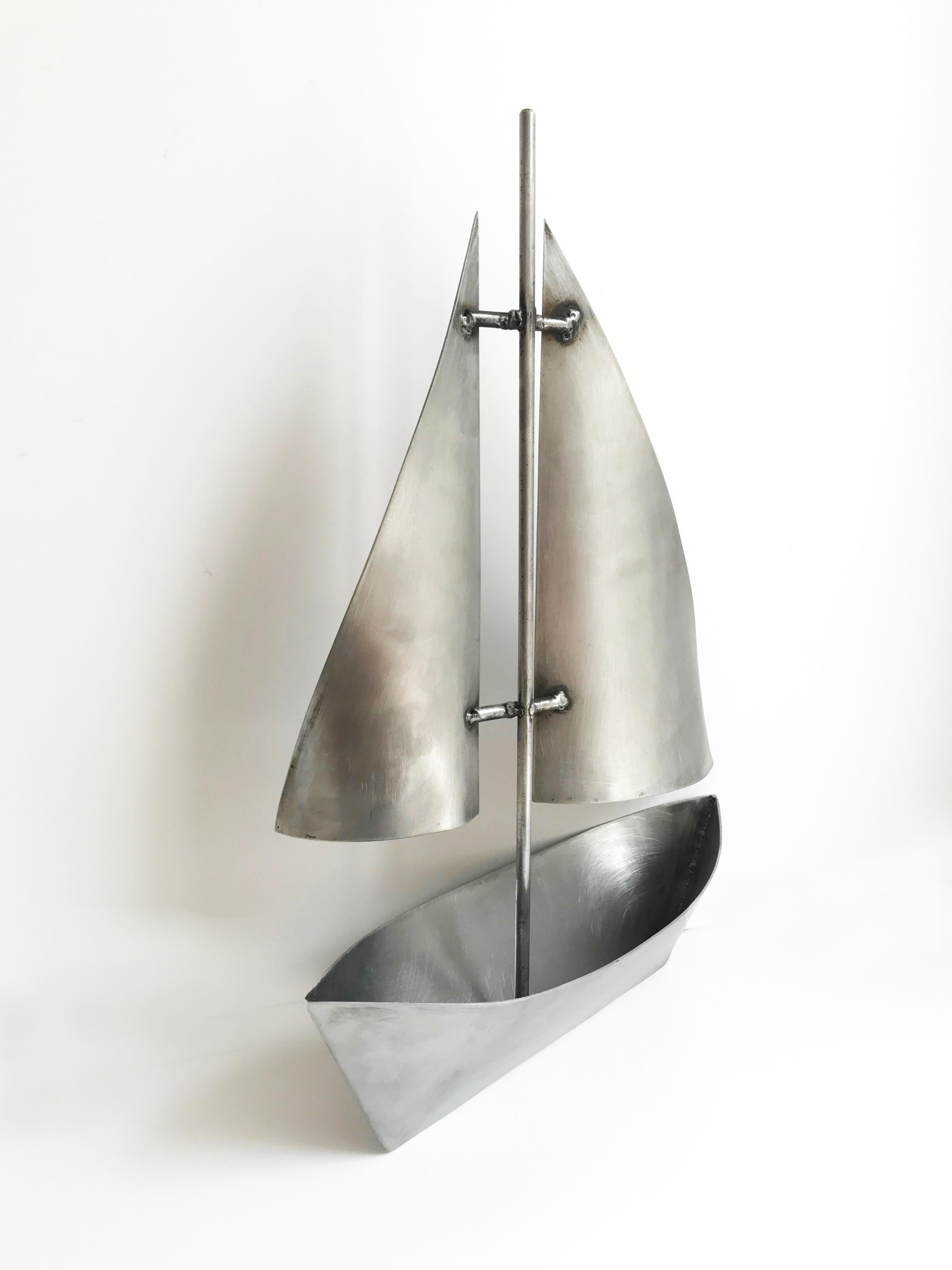 Segelboot-Skulptur aus Metall  – Sculpture von Arozarena De La Fuente