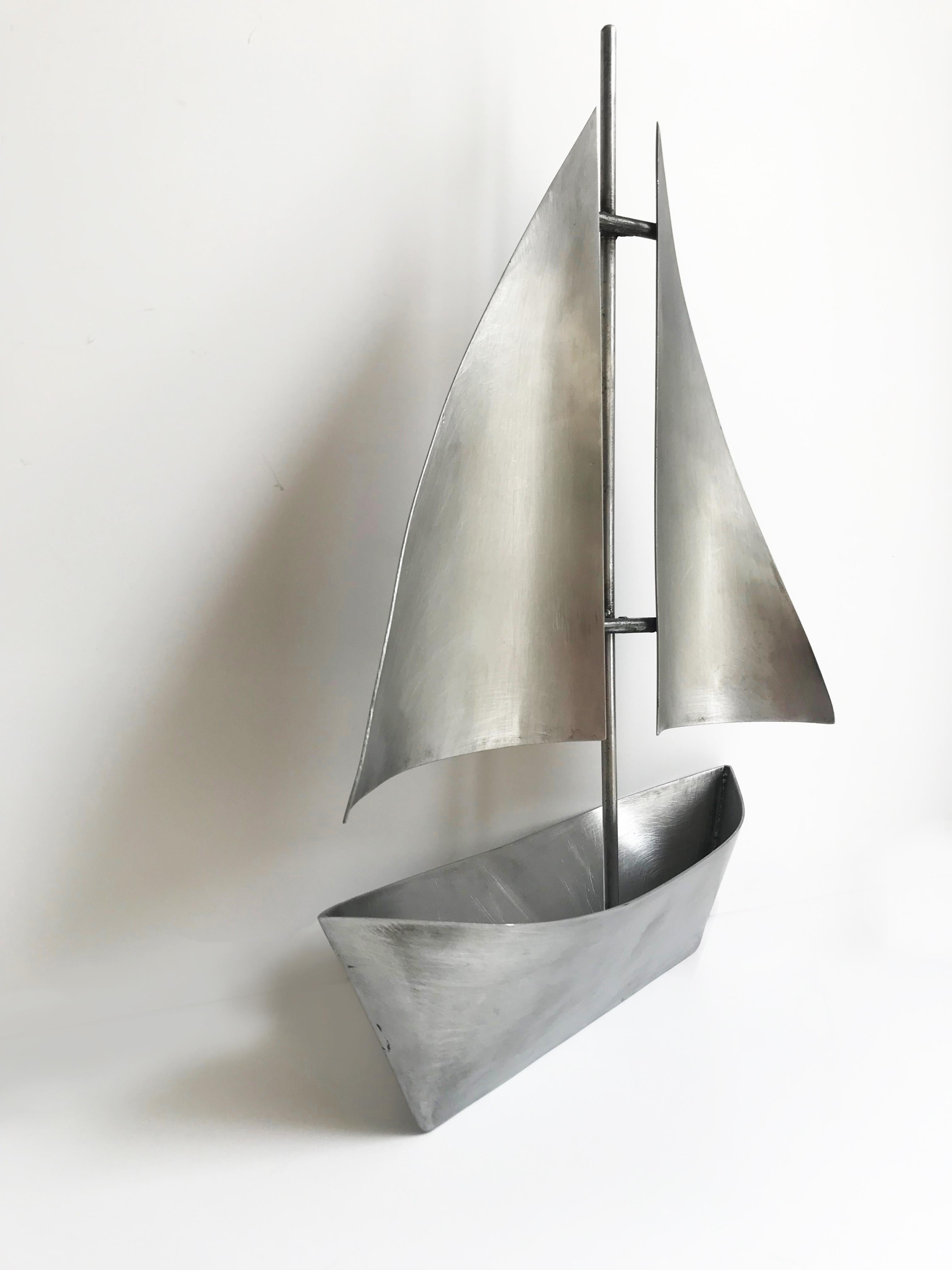 Arozarena De La Fuente Figurative Sculpture – Segelboot-Skulptur aus Metall 