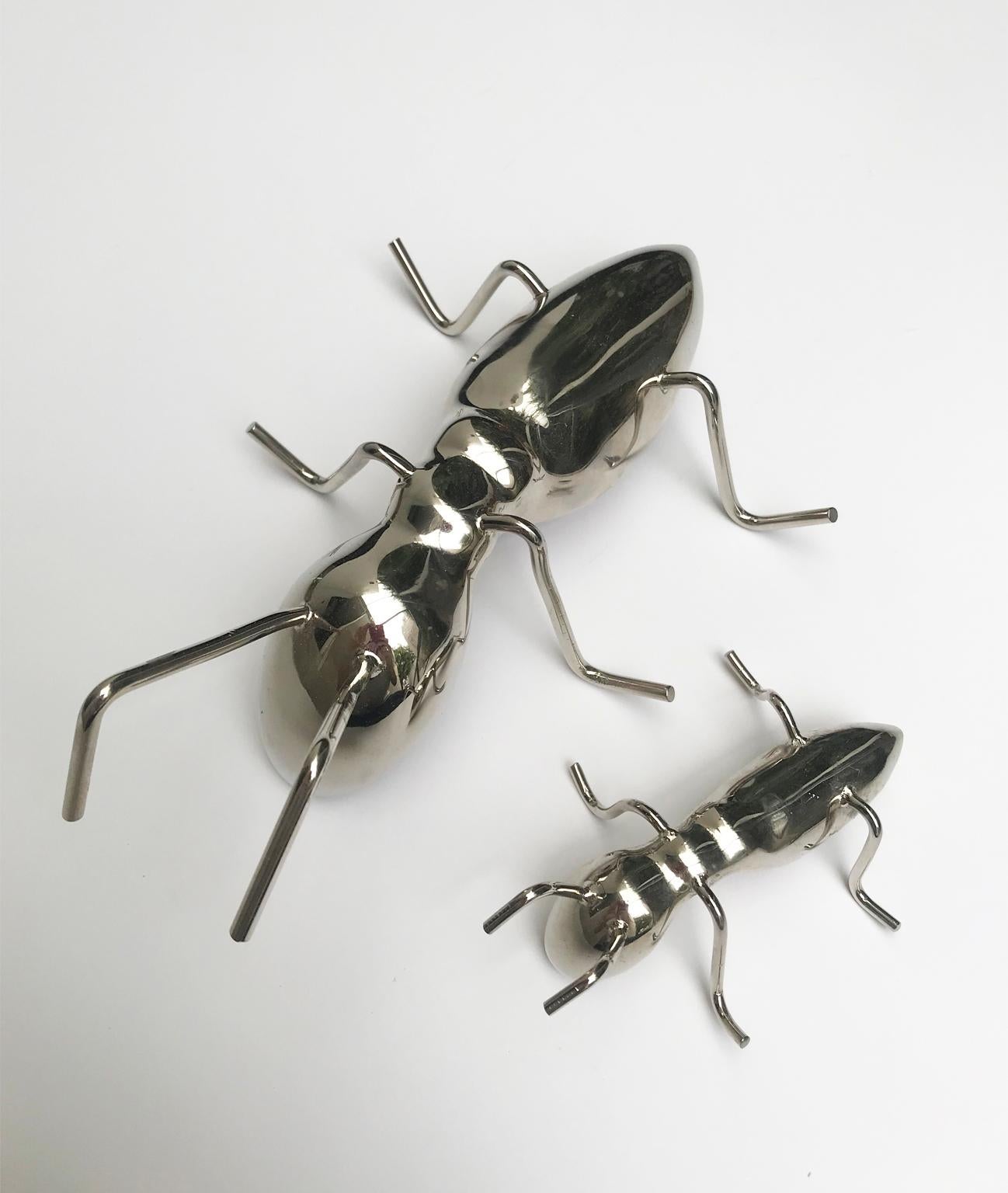 Ideal for decoration objects upon, tables, counters, books, bookshelves and side tables. These are two ant sculptures hand made with solid bronze. In total they weigh 2.5 kg and have a shinny white finish. The two pieces come together big (20 cm)