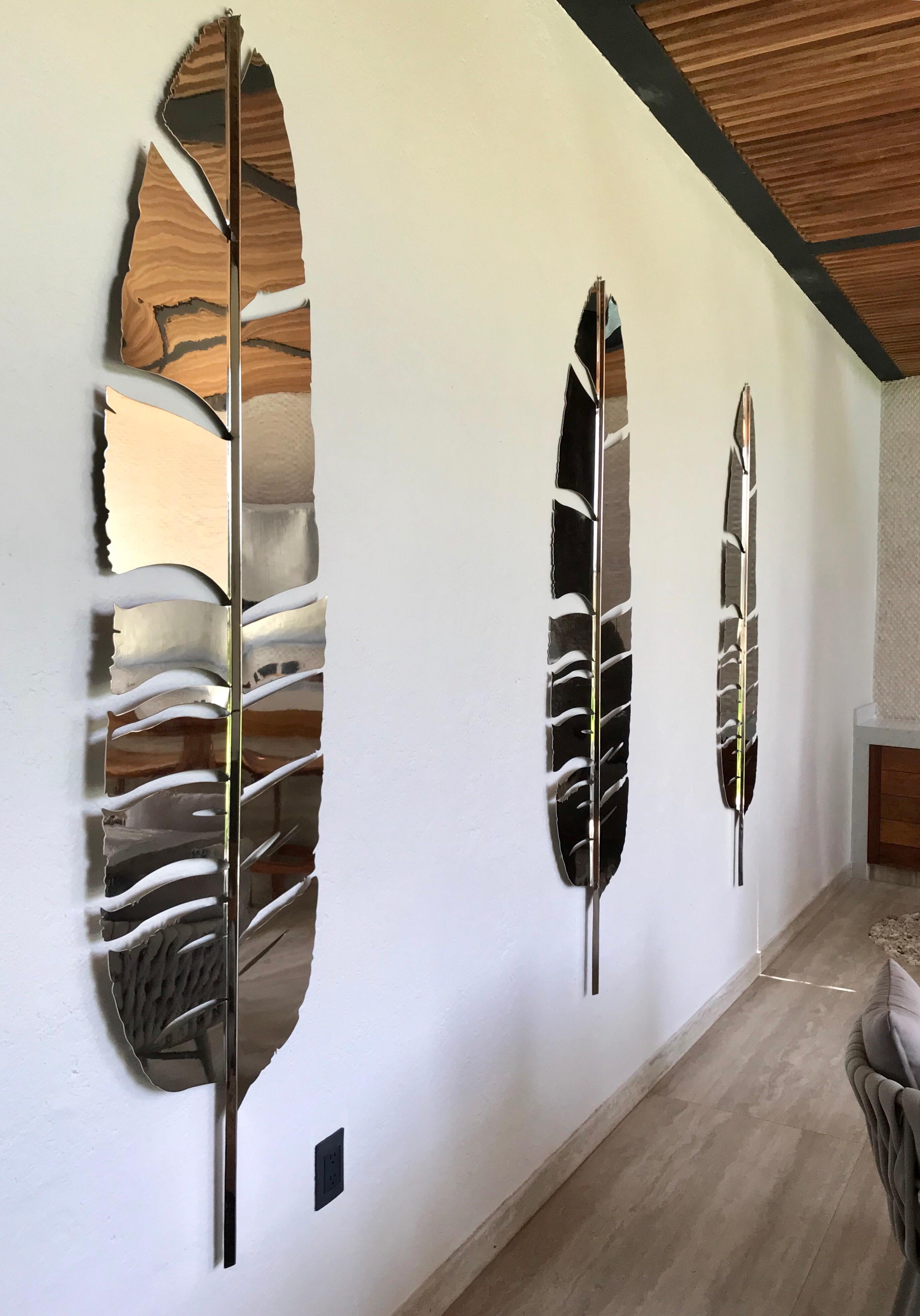 Diese drei eleganten Palmblatt-Skulpturen schmücken Räume unglaublich gut. Der Künstler bringt die Natur ins Haus, indem er natürliche Muster und verchromte Metalloberflächen mischt. Sie werden im Herzen von Mexiko-Stadt handgefertigt. Innenräume
