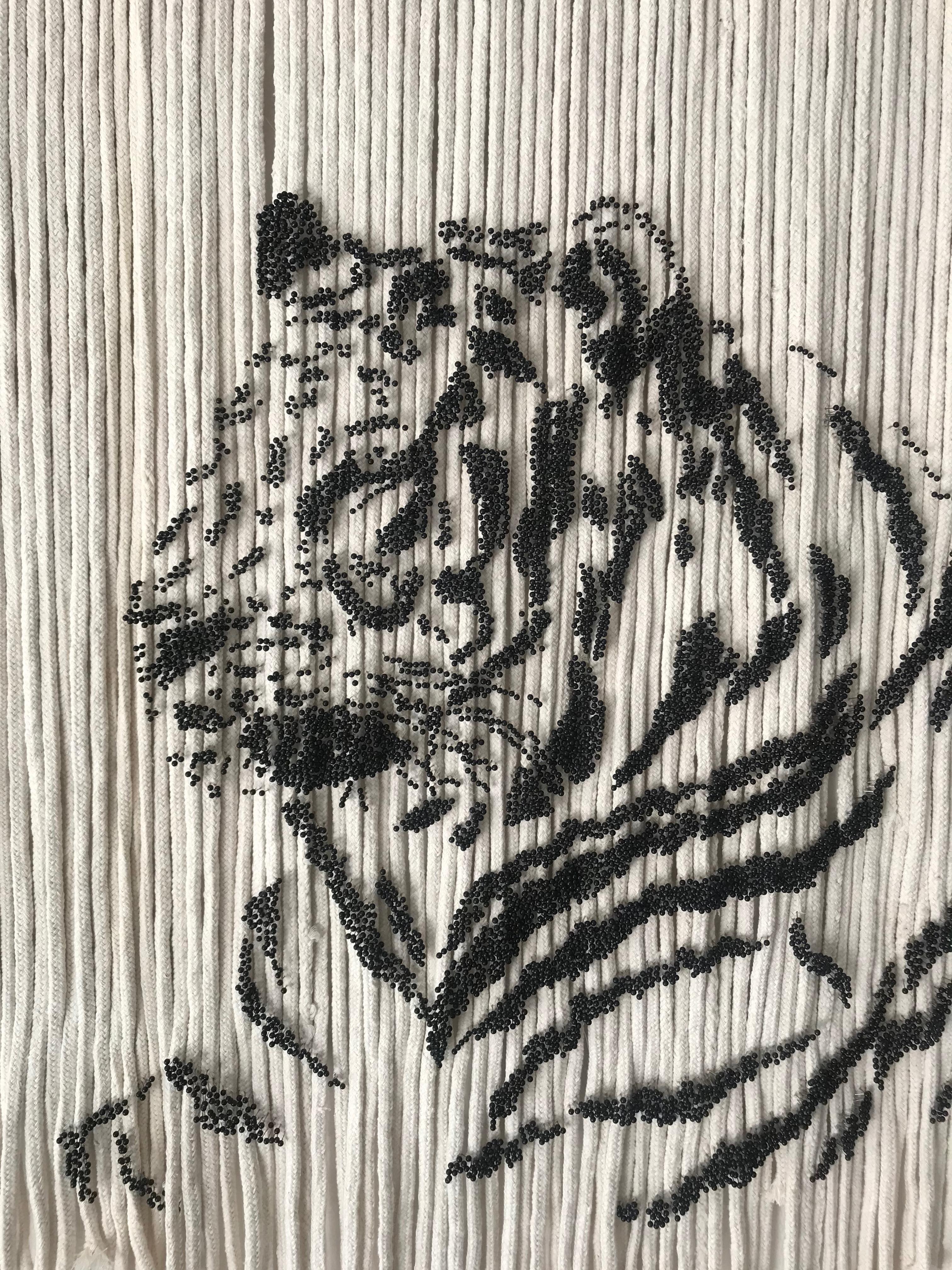 Dieses Kunstwerk wurde mit 14.570 fein säuberlich an hängenden Seilen angebrachten Nadeln hergestellt. Die Konzentration der Nadeln ist es, die den Tiger erscheinen lässt. Sie sind alle fest in Harz eingebettet, wodurch sie an ihrem Platz bleiben.