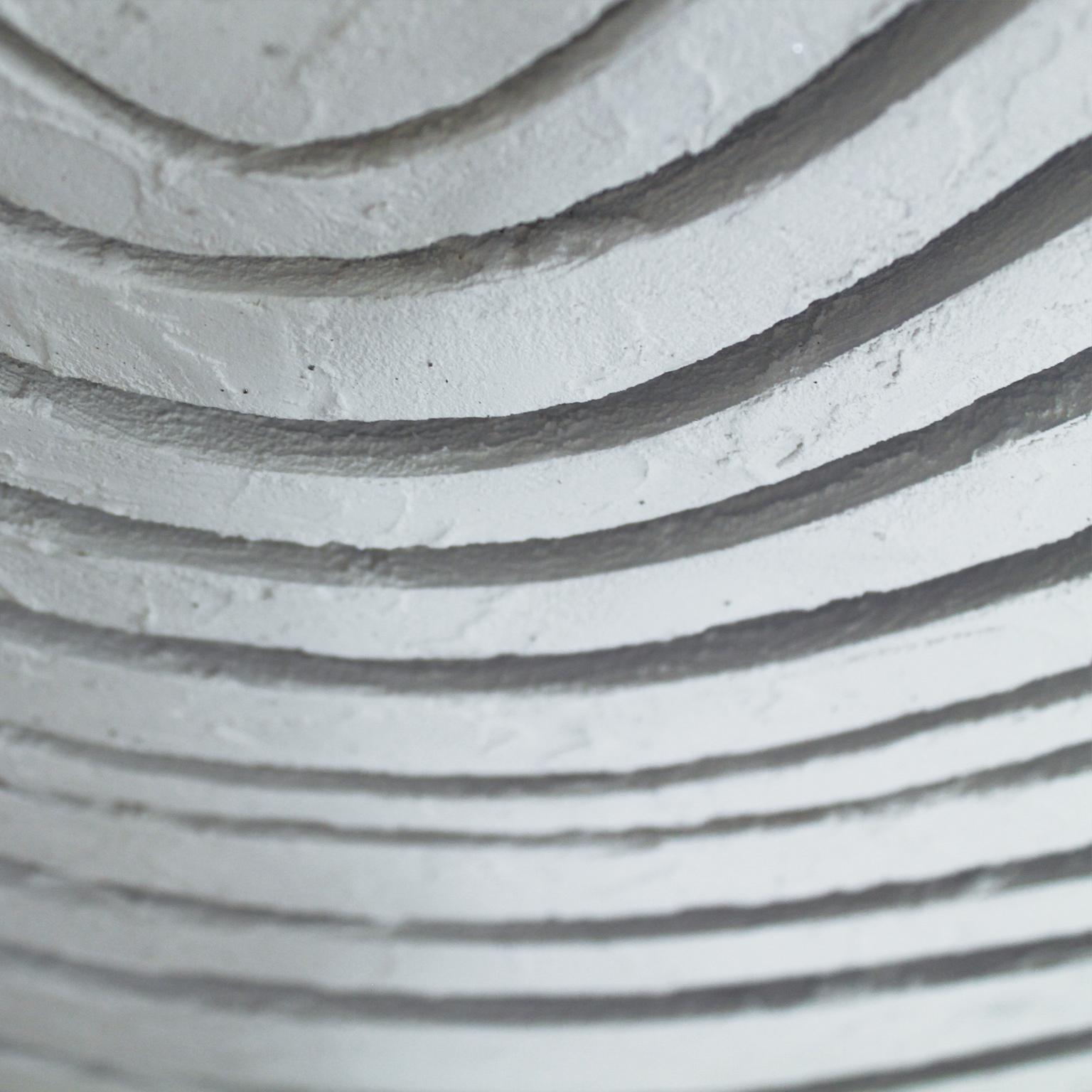YVES und WAVES. In der Natur, in Sandstrukturen, in zeitgenössischer Kunst.  (Braun), Abstract Sculpture, von Arozarena De La Fuente