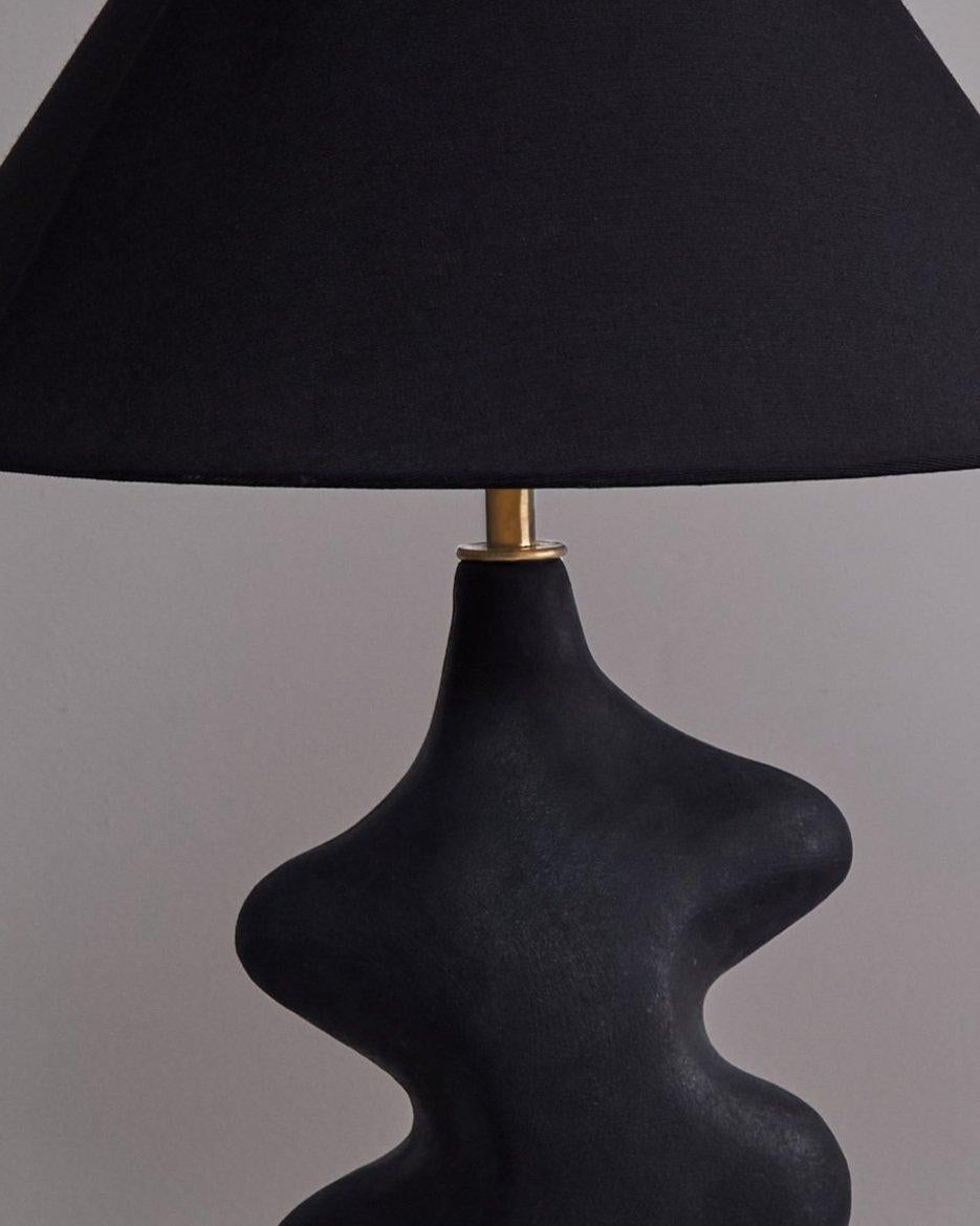 Brésilien Lampe de table sculpturale Arp Black par Hanna Englund Ceramics en vente