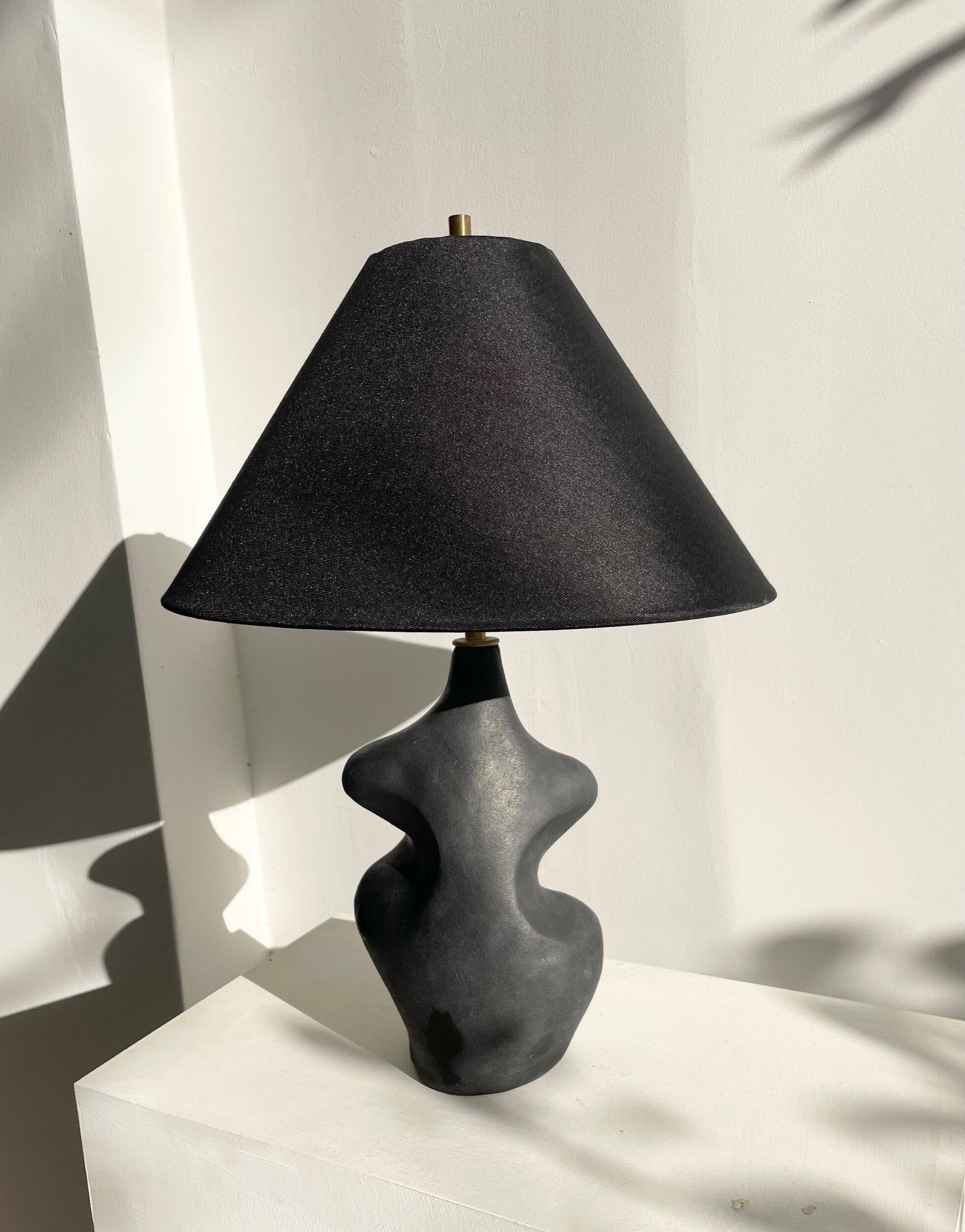 Fait main Lampe de table sculpturale Arp Black par Hanna Englund Ceramics en vente