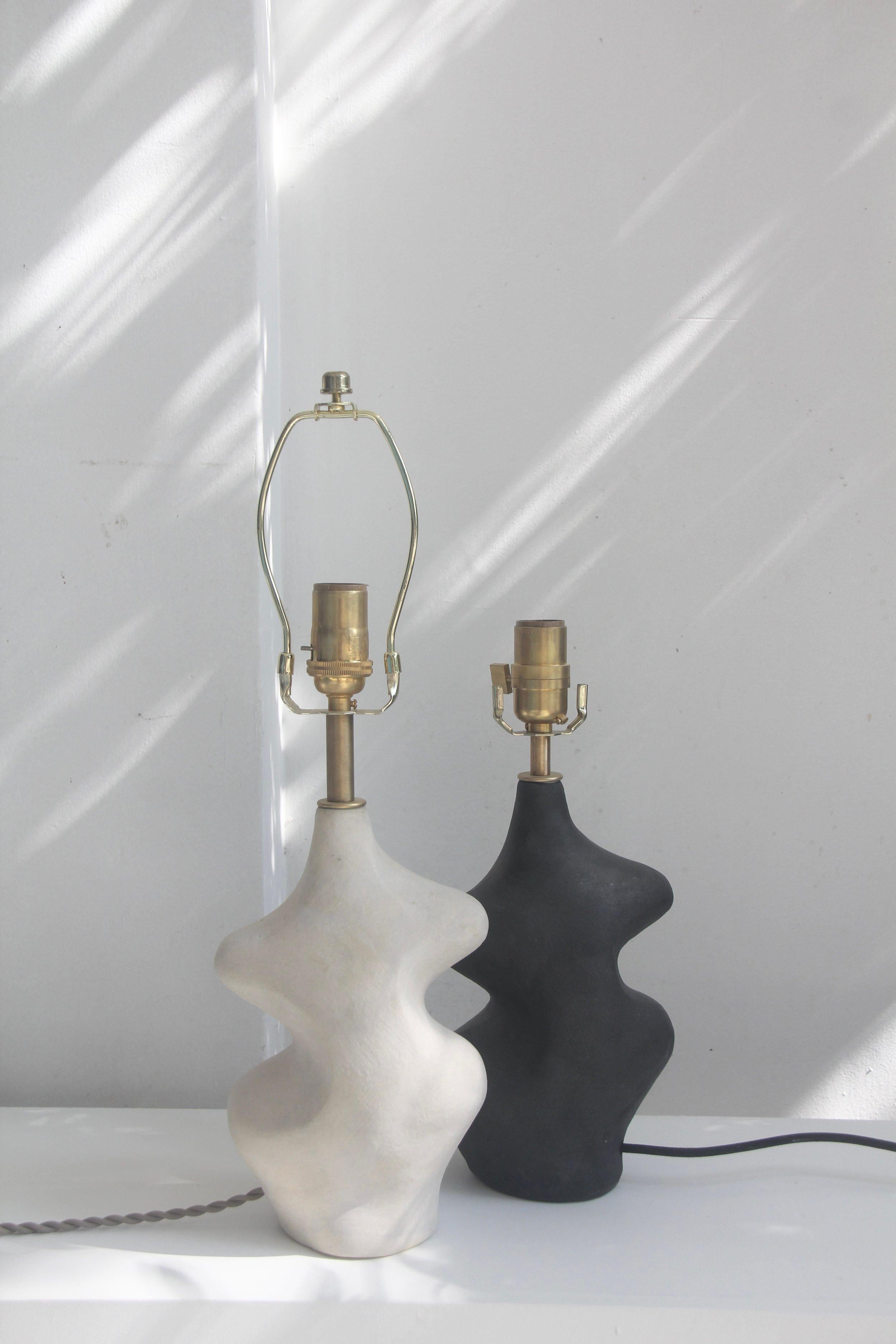 XXIe siècle et contemporain Lampe de table sculpturale Arp Black par Hanna Englund Ceramics en vente