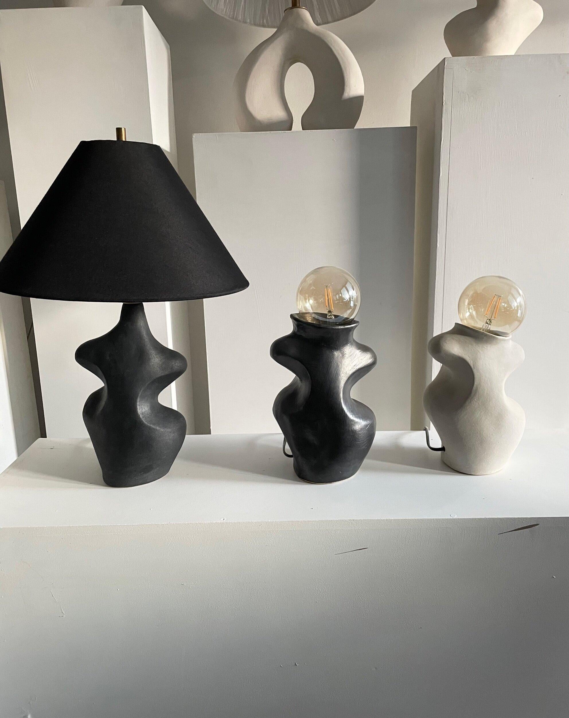 Laiton Lampe de table sculpturale Arp Black par Hanna Englund Ceramics en vente
