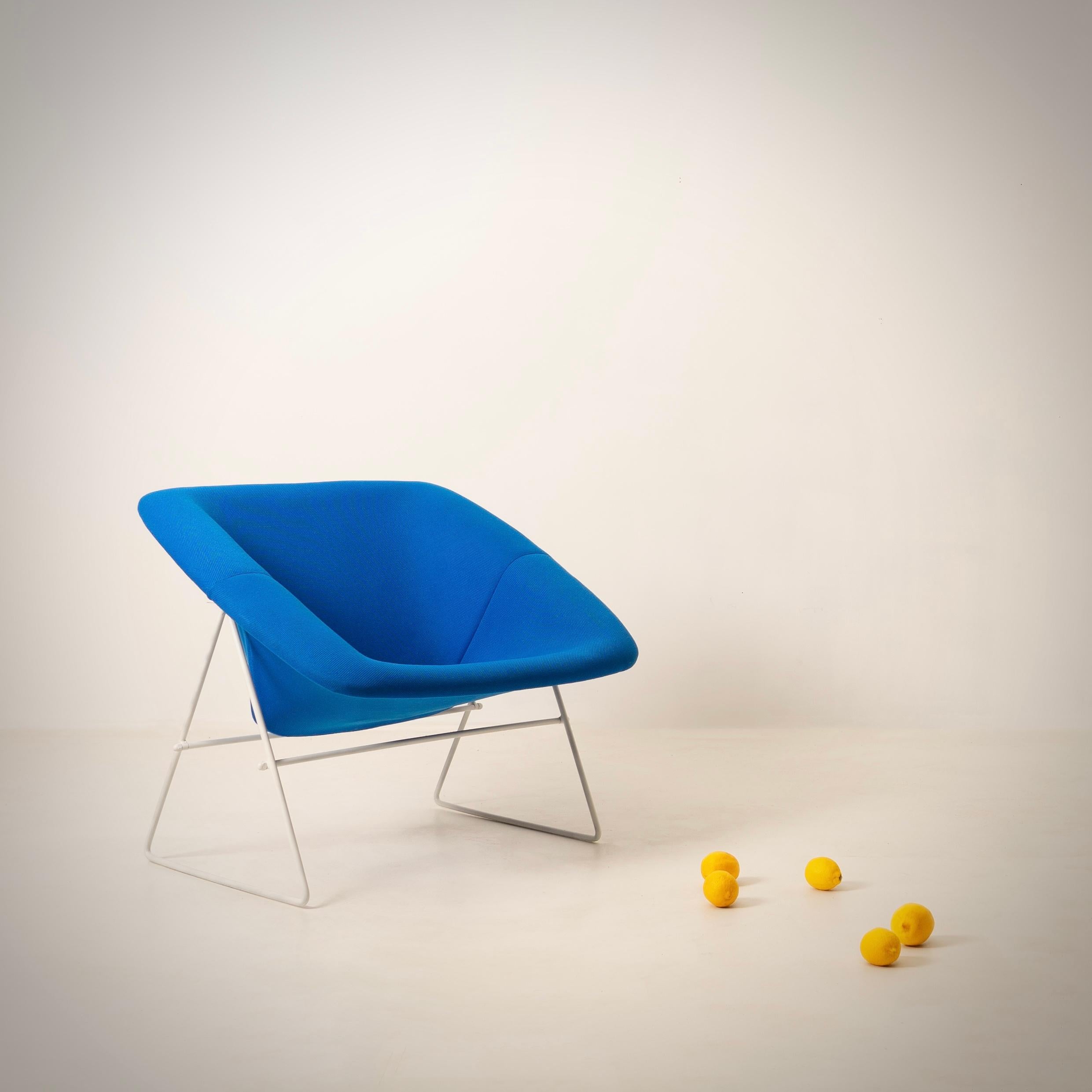 ARP (Forschungswerkstatt für Kunststoffe) P. Guariche, M. Mortier, J.A. Motte

A7 Sessel bekannt als Corb
Hersteller Steiner, Prototyp, Frankreich, um 1955
Weiß lackiertes Metall, Sperrholz, Schaumstoff und blauer Originalstoff
H. 70 cm (Sitzhöhe 40