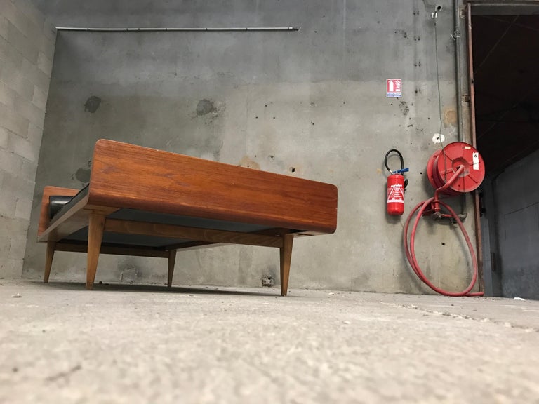 A.R.P Leather Daybed for Minvielle In Excellent Condition For Sale In Grenoble, FR