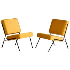 A.R.P., chaises pantoufles, fer, velours, France, 1953