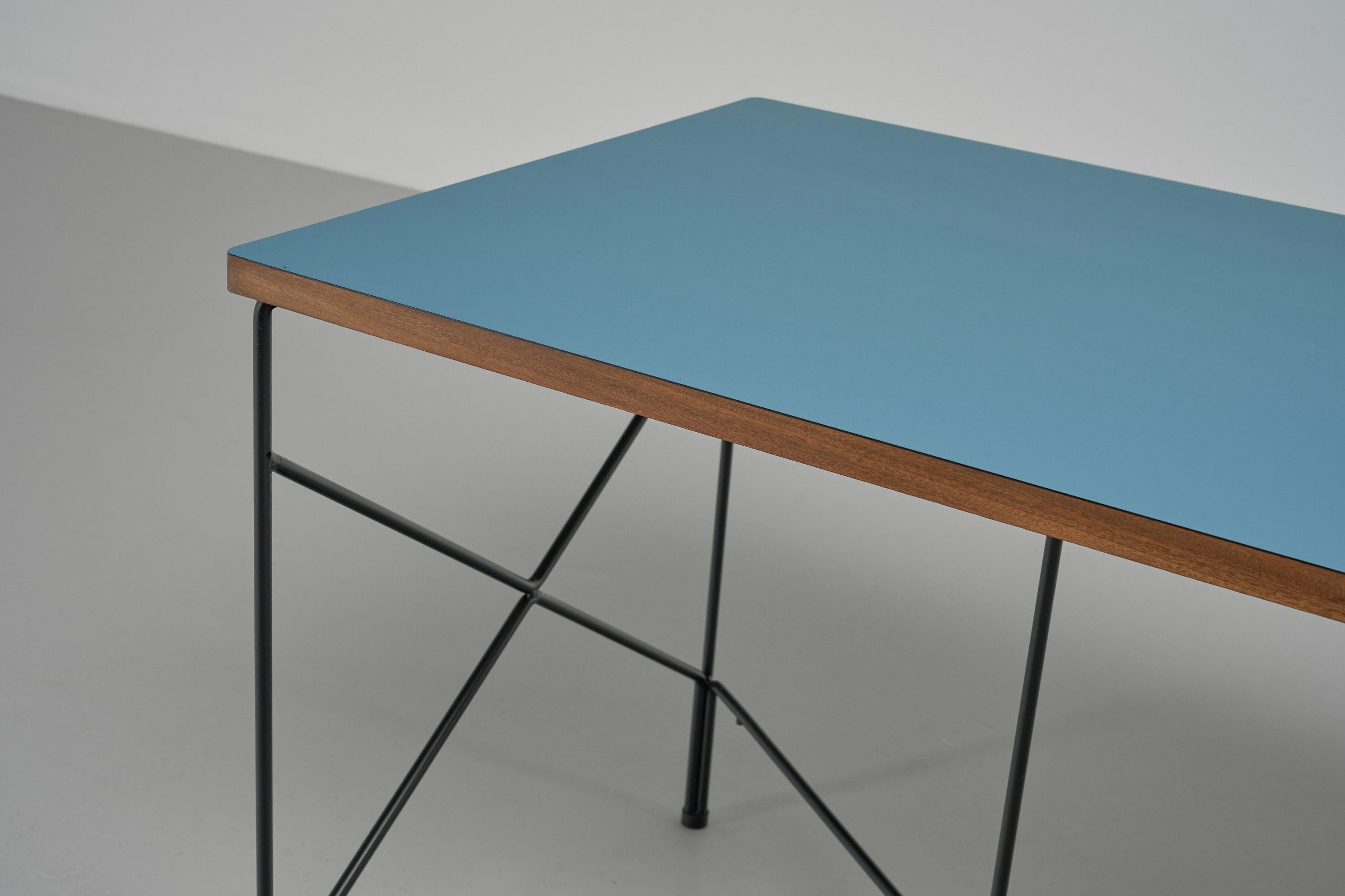 Seltener und sammelwürdiger Schreibtisch, entworfen von A.R.P. (Atelier de Recherches Plastiques) und hergestellt von Minvielle, Frankreich 1955. Das Studio A.R.P. war ein Zusammenschluss von drei talentierten Designern: Pierre Guariche,