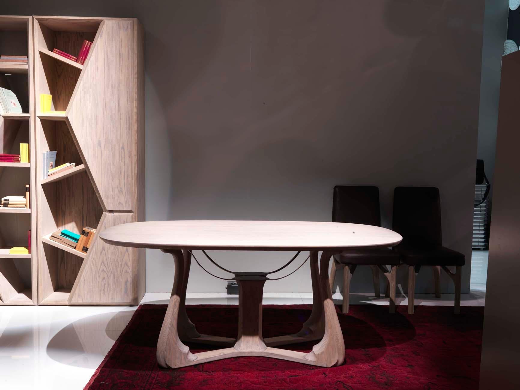 Mesa de Comedor Ovalada Arpa Beige de Madera Maciza de Roble con Base Tallada - Inserciones Metálicas en venta 3