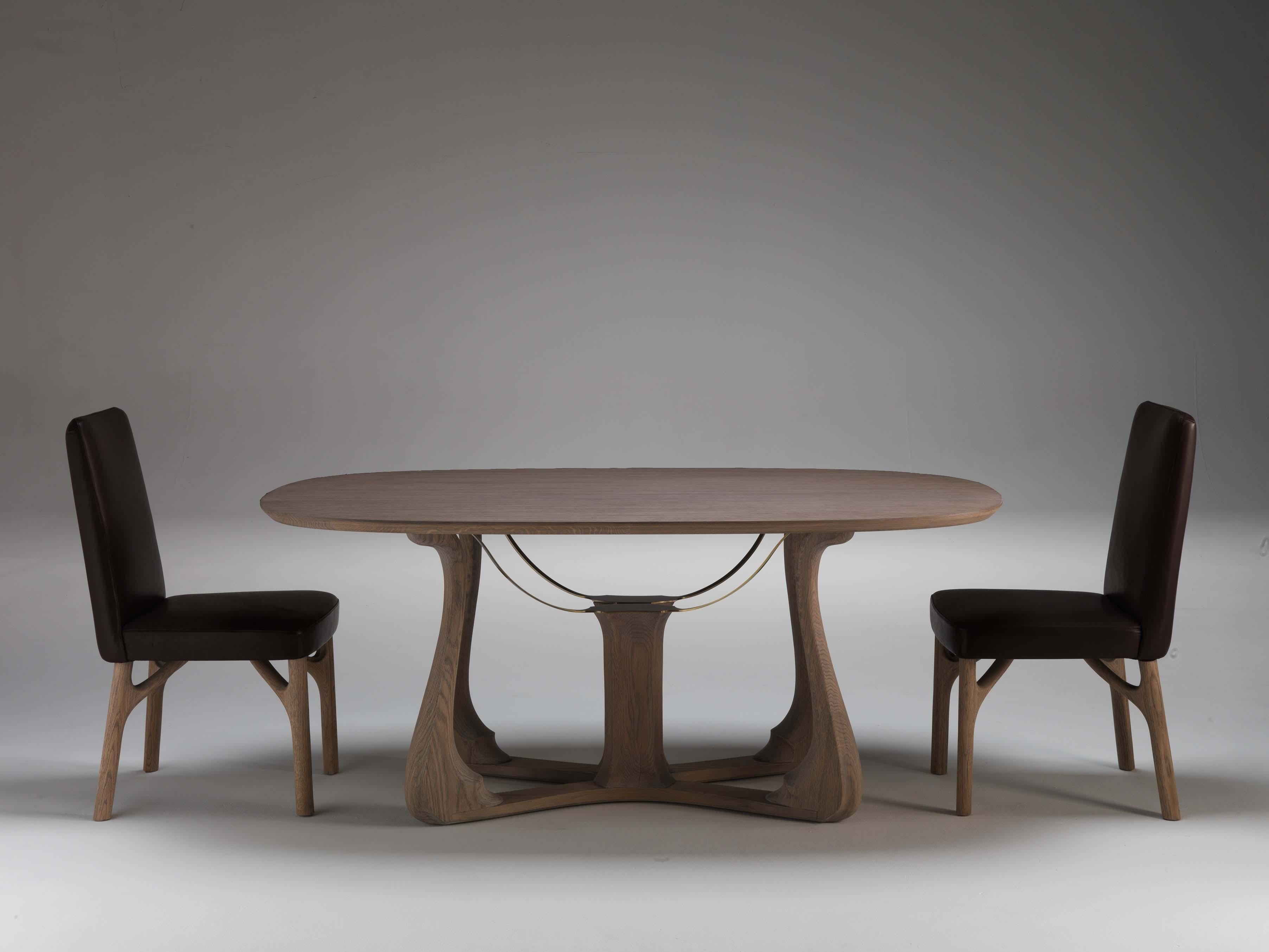 
Introducing the Arpa dining table, a masterpiece designed by Giopato & Coombes that seamlessly marries history with contemporary elegance. This extraordinary table is a visual symphony, with a structure featuring a double set of legs distributed