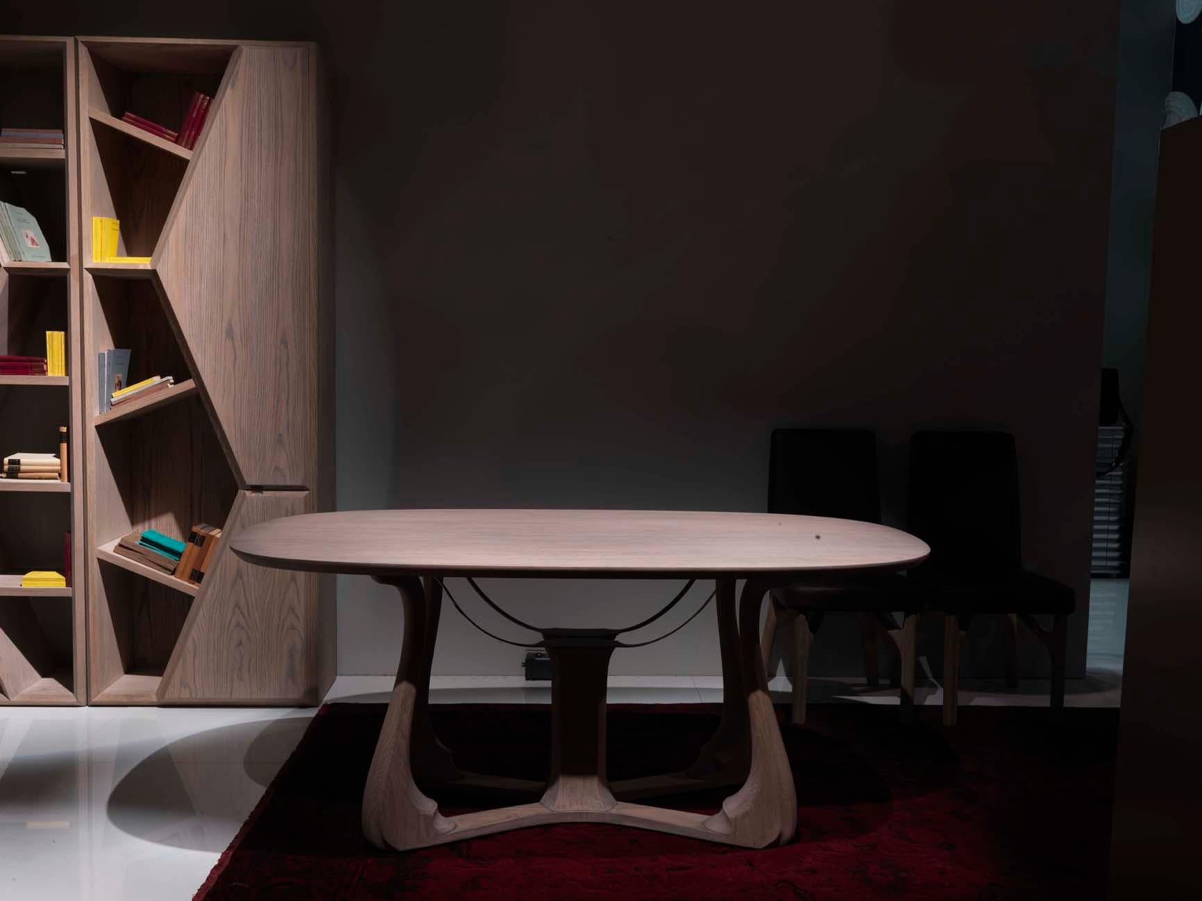 Mesa de Comedor Ovalada Arpa Beige de Madera Maciza de Roble con Base Tallada - Inserciones Metálicas Metal en venta