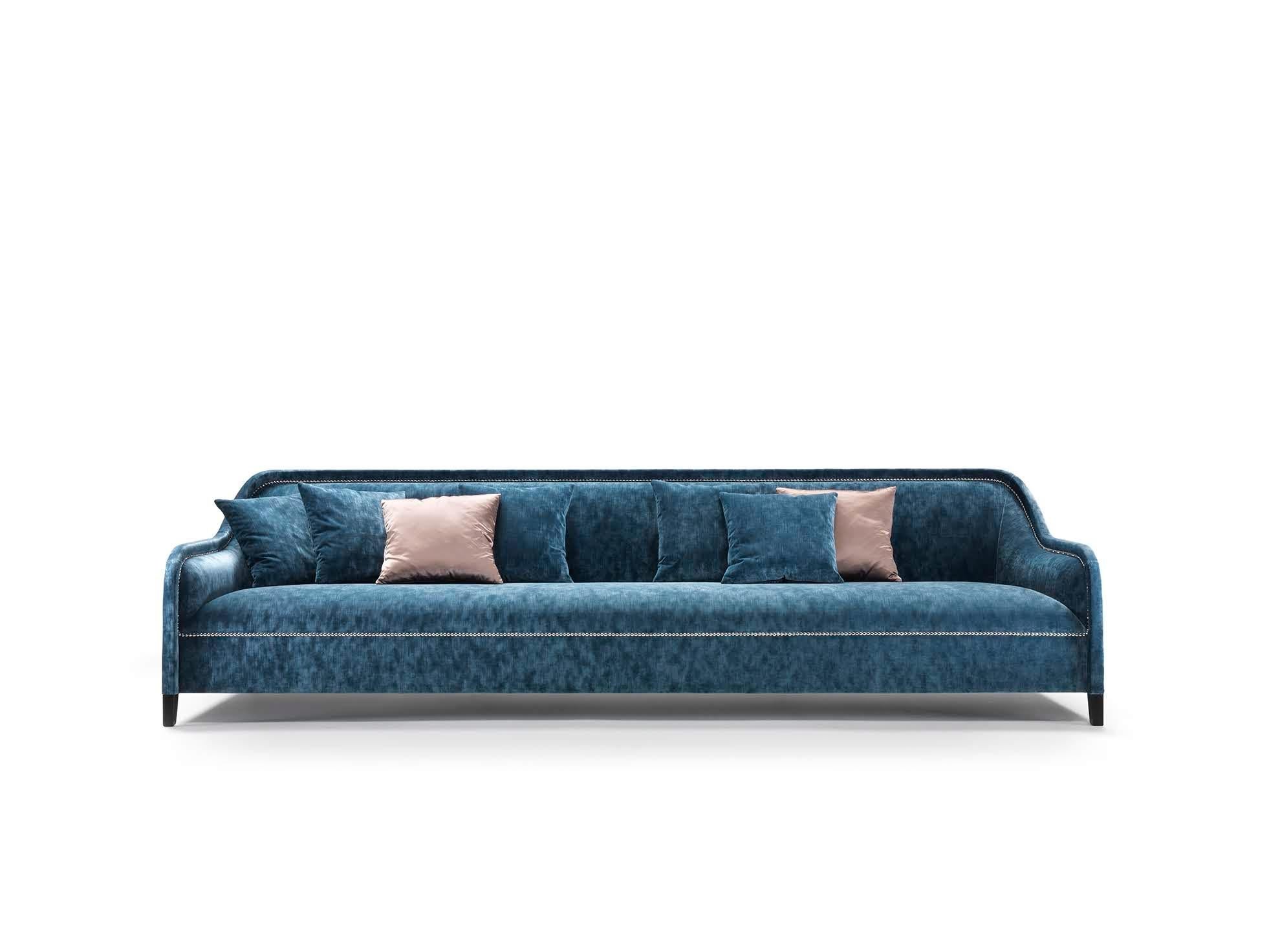 The Arpège sofa demonstrates how the creative inspiration of the designers Castello Lagravinese achieve to create products with clear references to the tradition, in which supple and generous lines are reviewed on a contemporaneous way; In