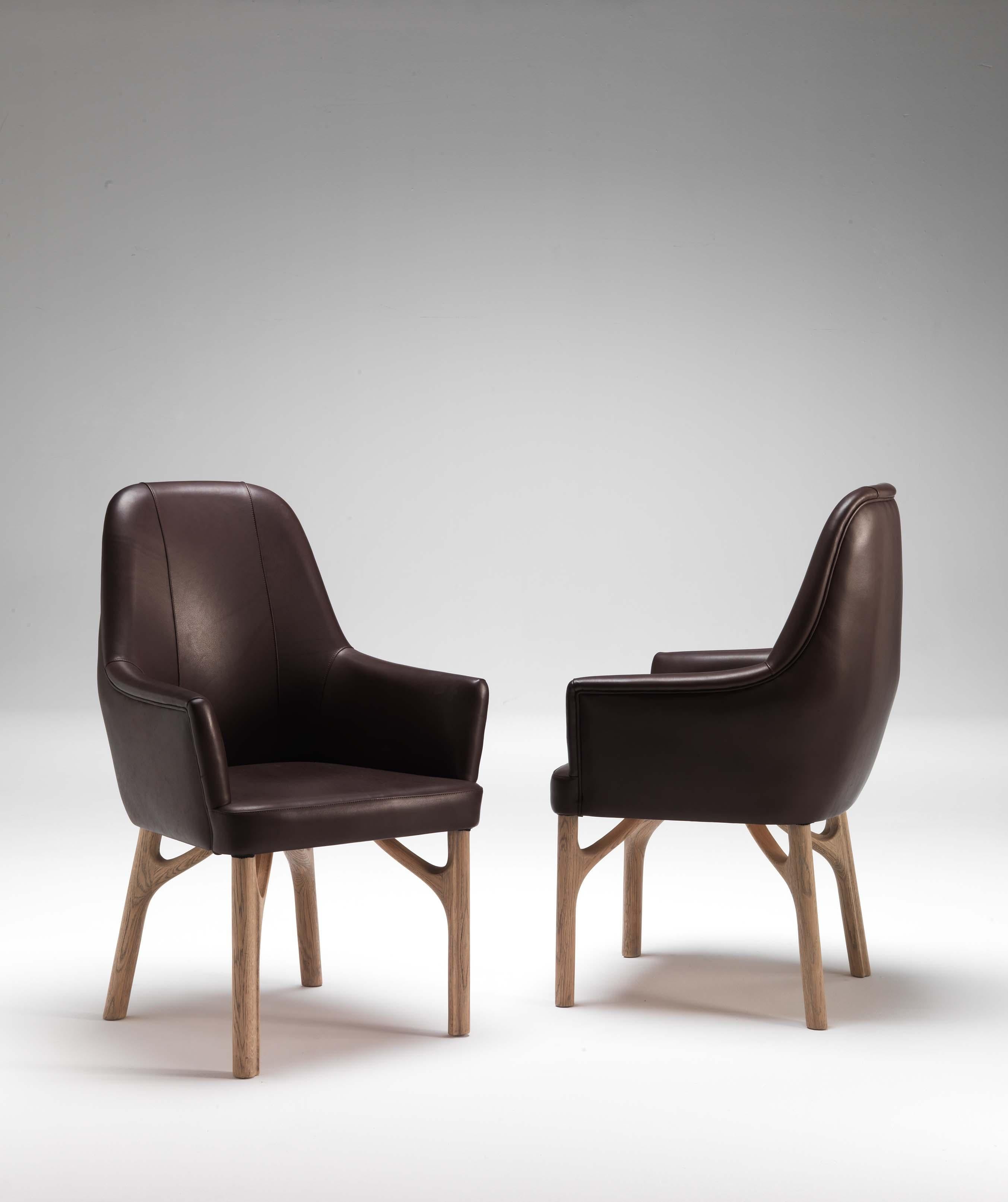 Der Sessel Arpeggio ist ein Meisterwerk italienischer Handwerkskunst, entworfen von Giopato & Coombes. Mit geschwungenen Formen und essentiellen Linien begleiten diese Stücke Tische mit einem Hauch von zeitloser Eleganz. Die Designer lassen