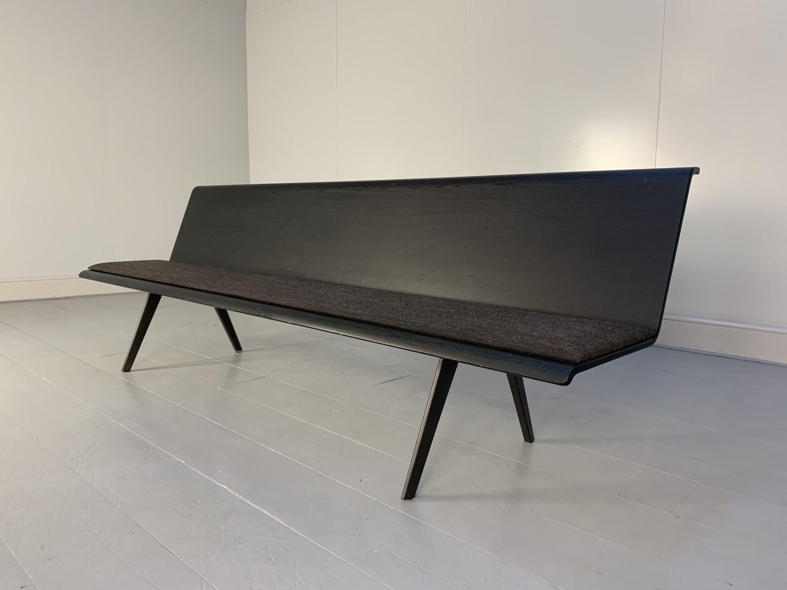 Arper Zinta 4-Sitz-Bank-Sofa aus grauem und schwarzem Stoff im Zustand „Gut“ im Angebot in Barrowford, GB