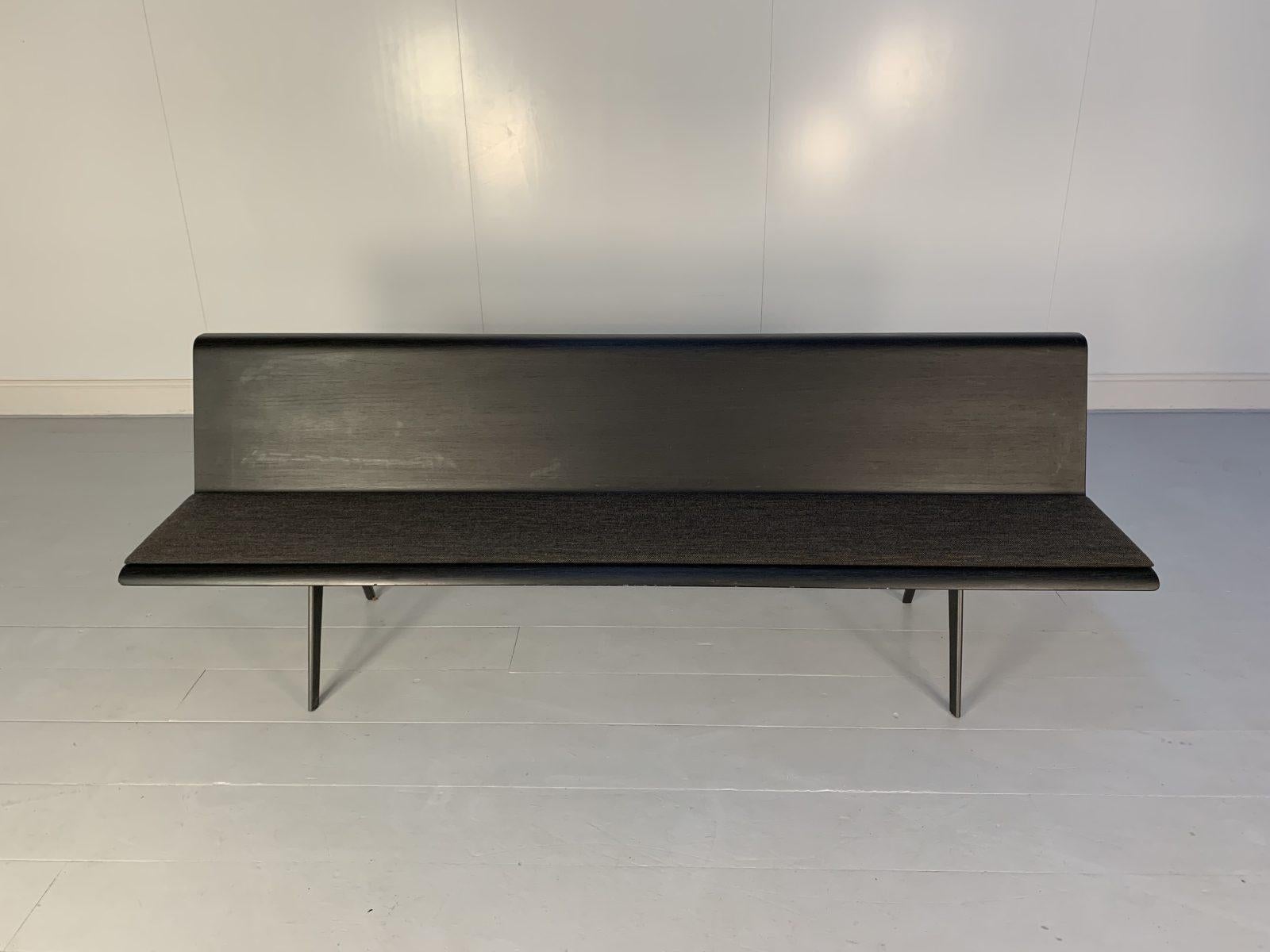 Arper Zinta 4-Sitz-Bank-Sofa aus grauem und schwarzem Stoff im Angebot 1