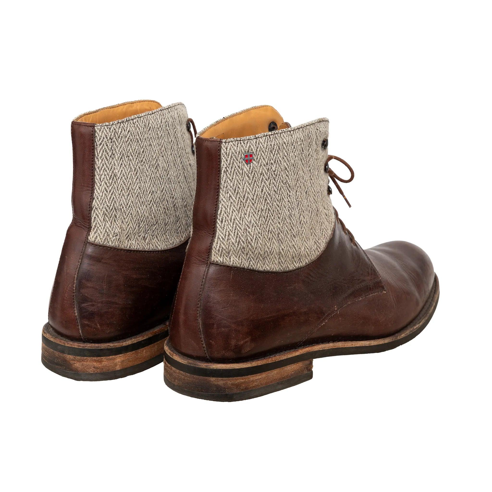 Le scarpe Arpin 1817 sono realizzate in pelle marrone e presentano la classica chiusura con lacci e la parte superiore alta con accenti di lana chevron per un raffinato mix di stile. 
 Osservazioni: ci sono molti graffi. 
 Materiale: Pelle  Tessuto