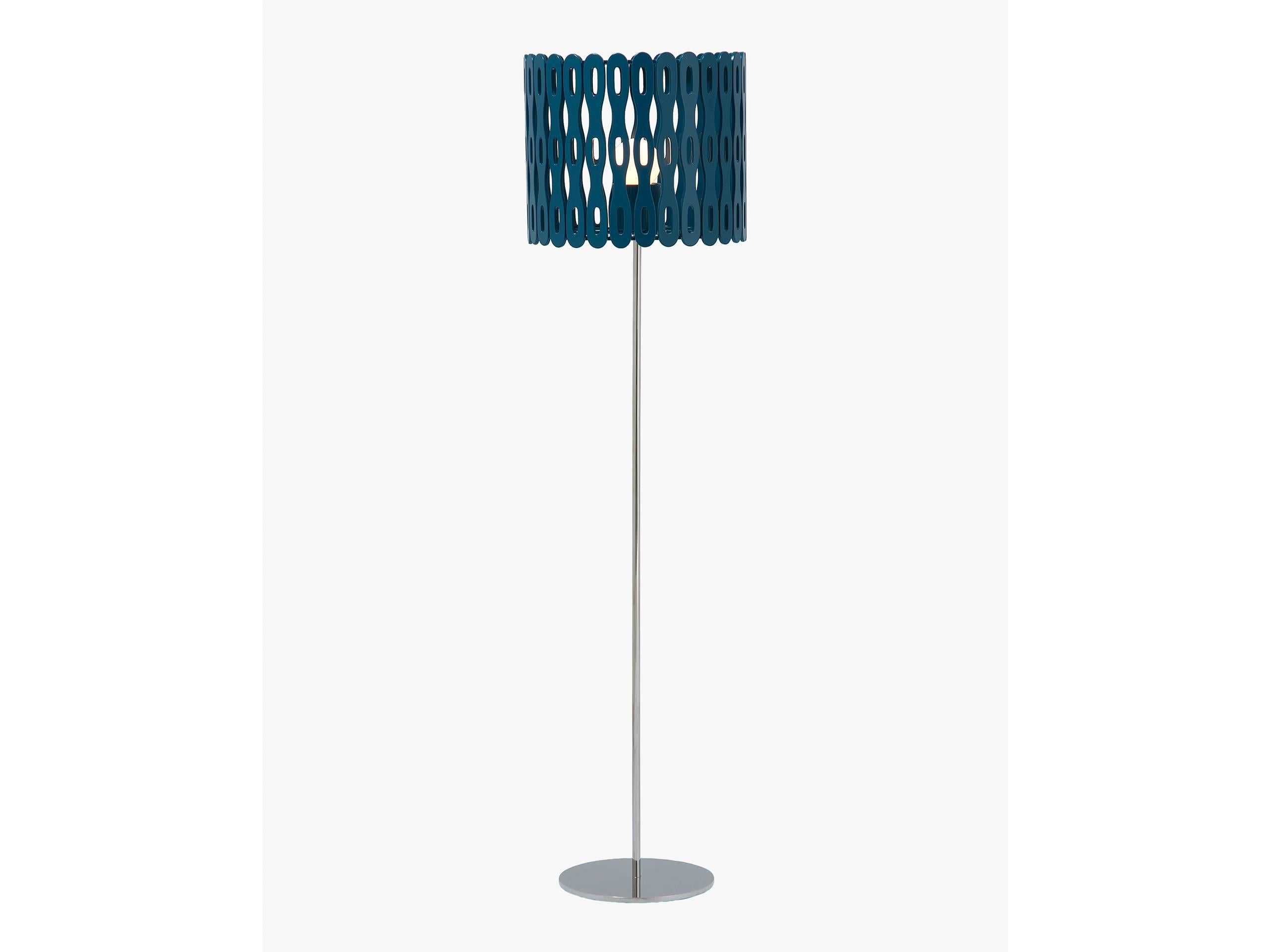 This lamp was designed for study and floor. The shade of this lamp is composed of wooden pieces whose design was inspired by the patterns on the seafront sidewalks of Arpoador and Ipanema. Places which the designers at Lattoog and Cariocas alike