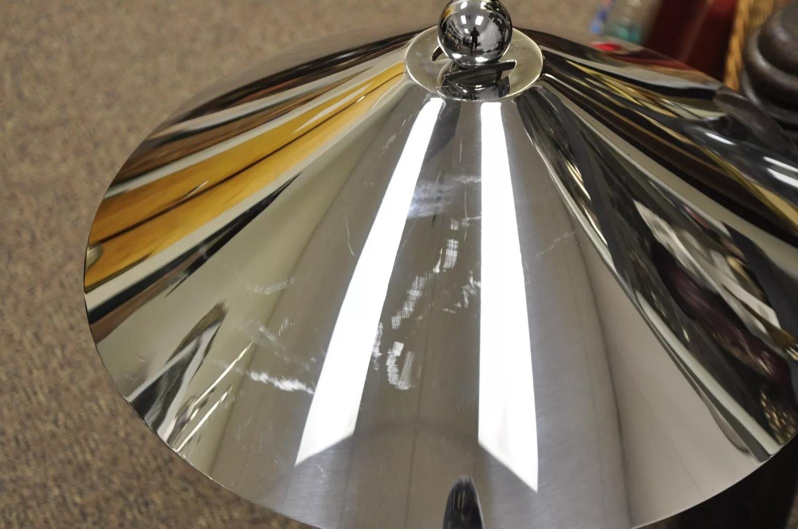 „Arquitectura“ Wolkenkratzer-Tischlampe aus Stahl und Metall von Sergio Orozco für Brueton (20. Jahrhundert) im Angebot