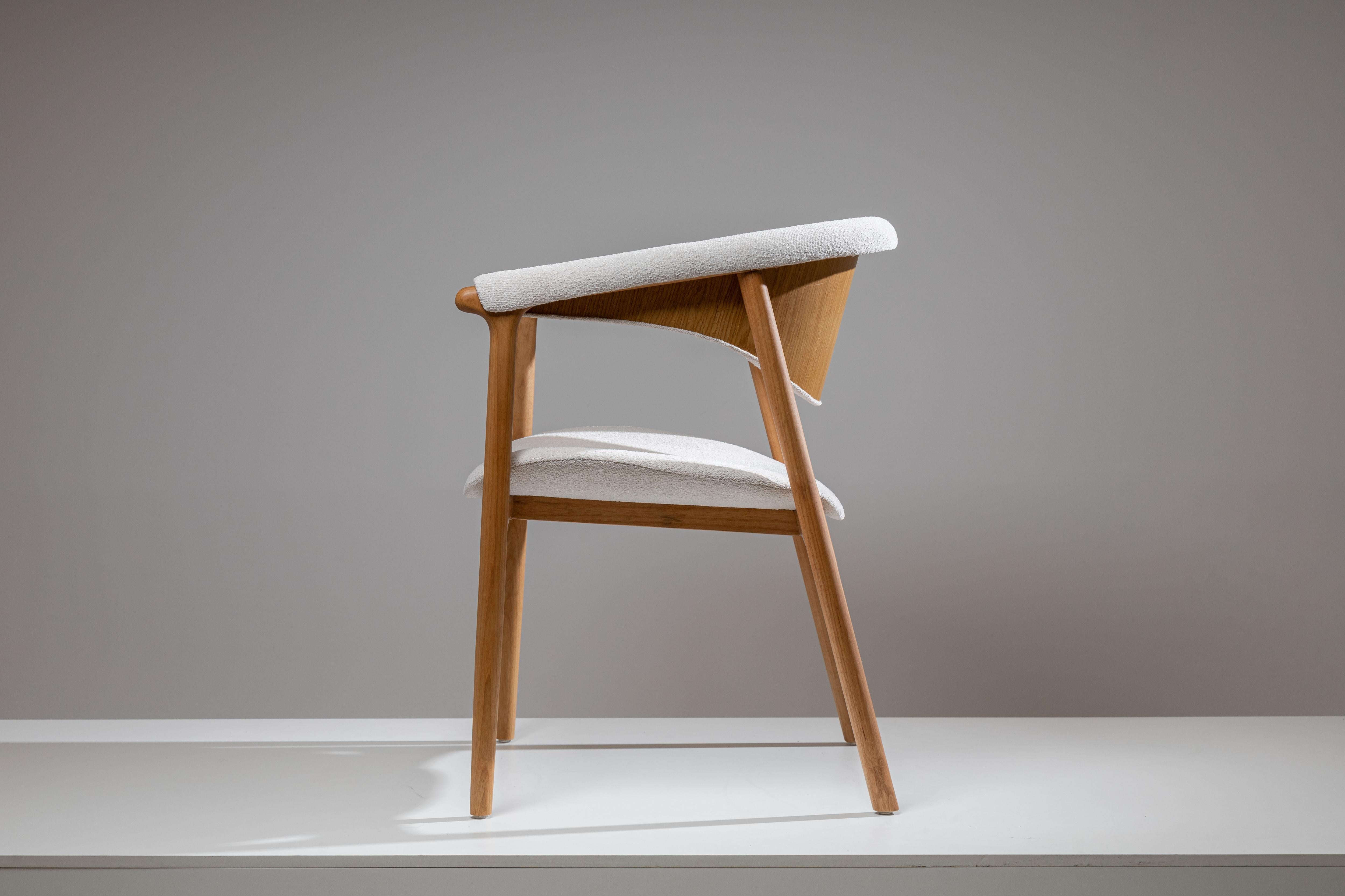 Moderne Chaise brésilienne contemporaine Arraia à dossier en bois et tissu par Lattoog en vente