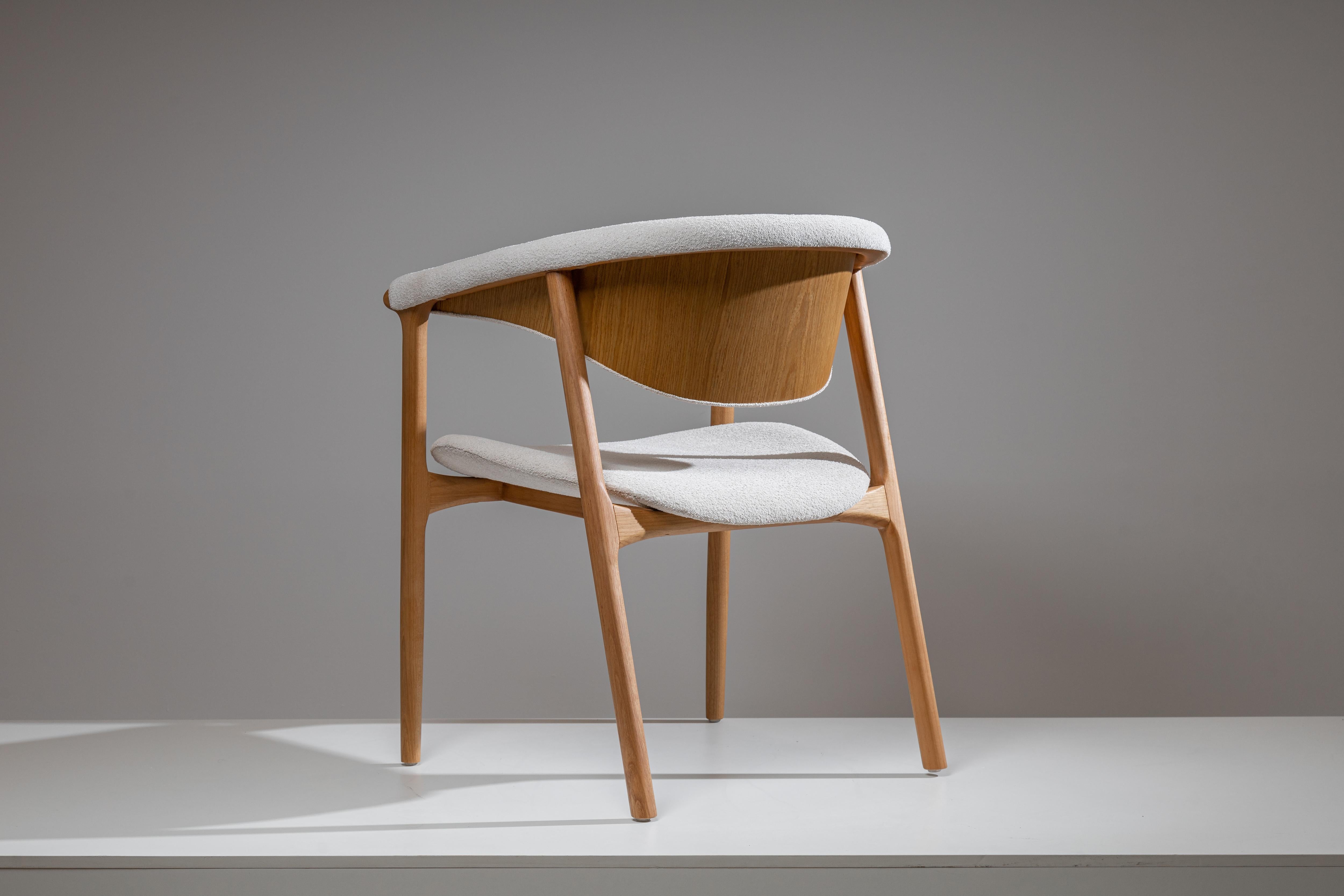 Arraia Wood Back Brazilian Contemporary Wood and Fabric Chair by Lattoog In New Condition For Sale In Sao Paolo, BR
