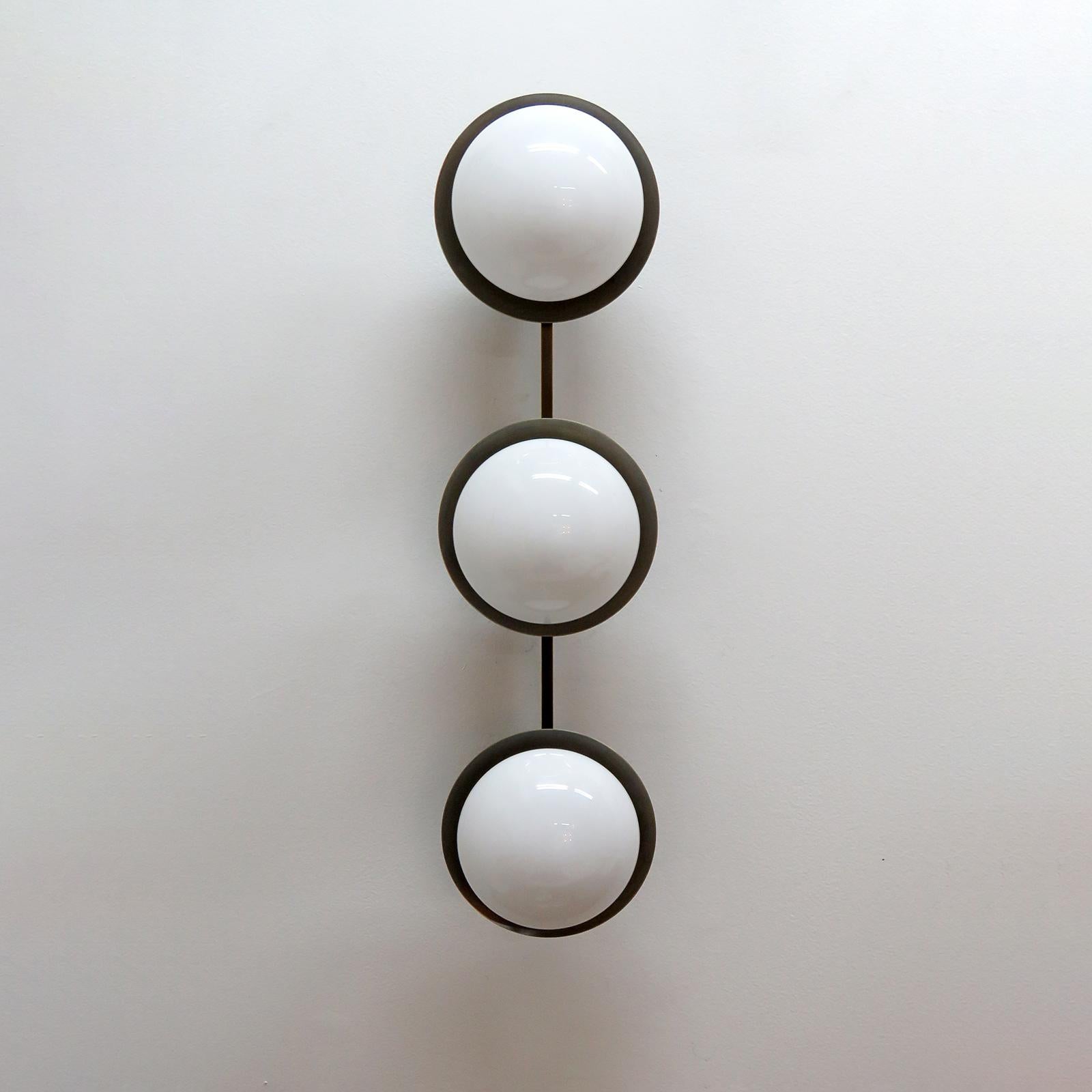 Elegante lampada da incasso in ottone invecchiato e vetro opalino 
