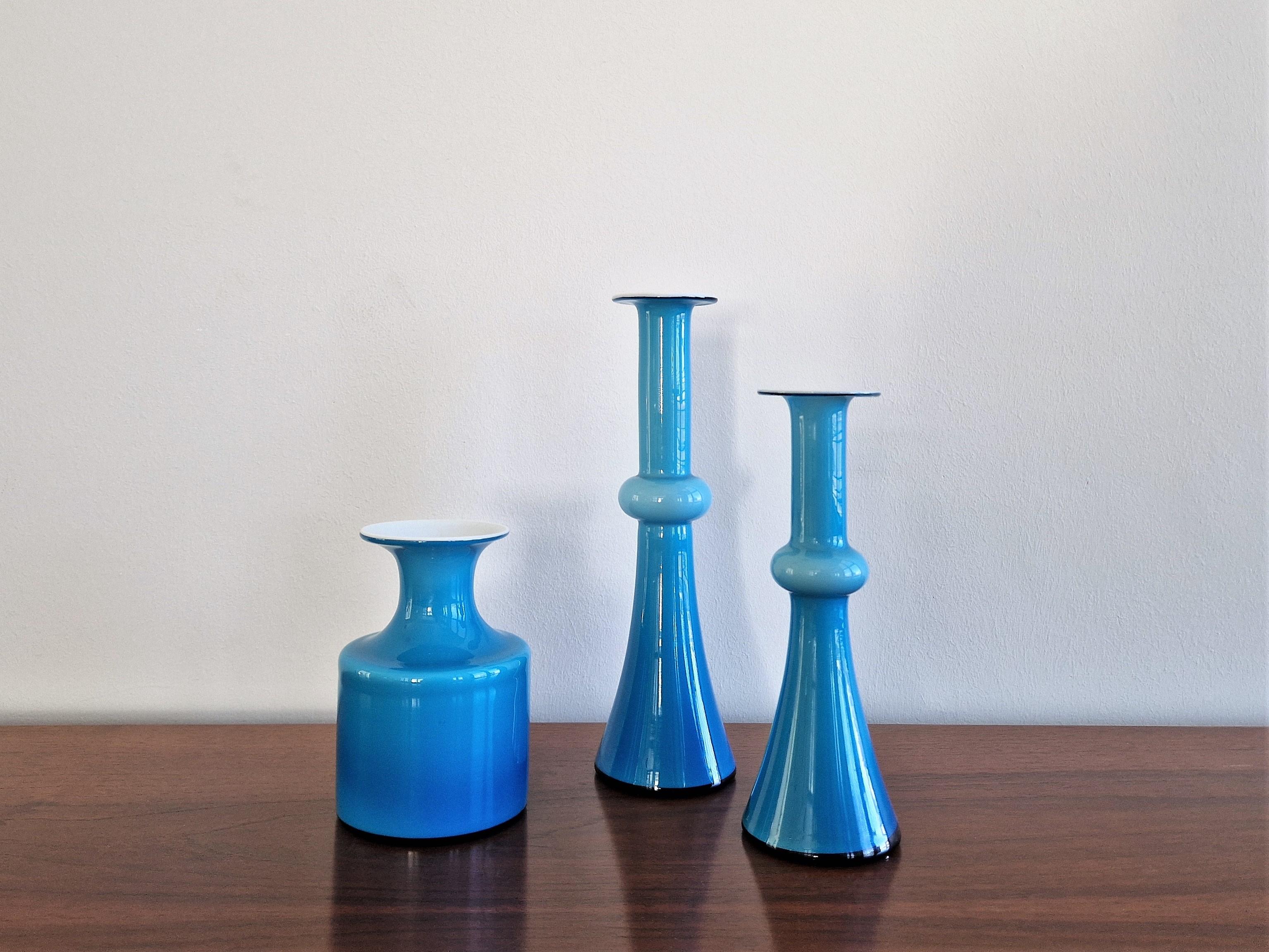 This is a stunning set of 3 blue glass Holmegaard vases with white inner casting from the Carnaby range, designed by Per Lütken. All in a very good condition, with minor signs of age and use. Measurements: slim vase (small): H 21 cm, ø 7.3 cm, slim