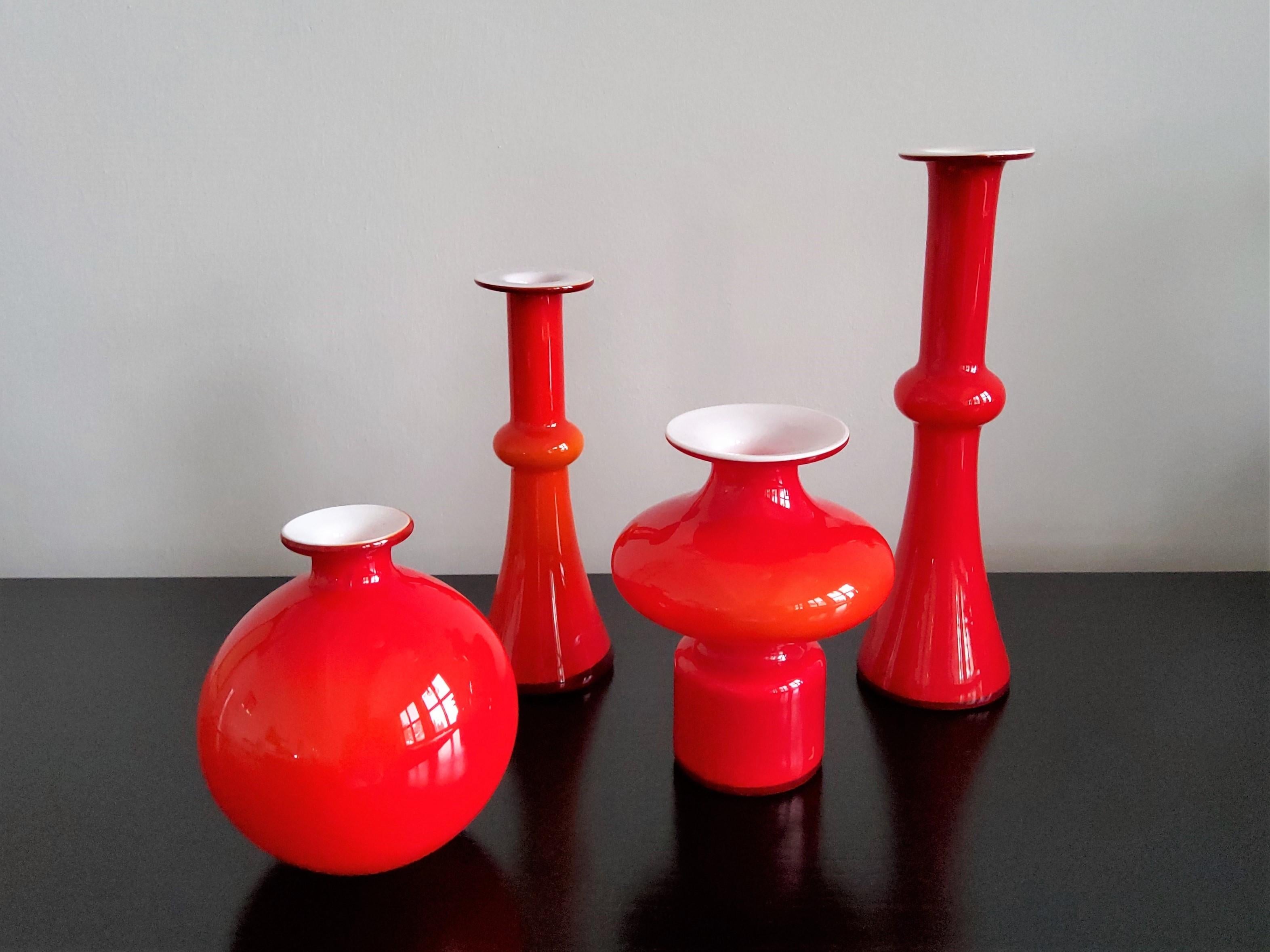 Dies ist ein wunderschönes Set aus 4 roten Holmegaard-Glasvasen mit weißem Innenguss aus der Carnaby-Serie, entworfen von Per Lütken. Alles in einem sehr guten Zustand, mit geringen Alters- und Gebrauchsspuren. Maße: runde, kreisförmige Vase: H 13,5