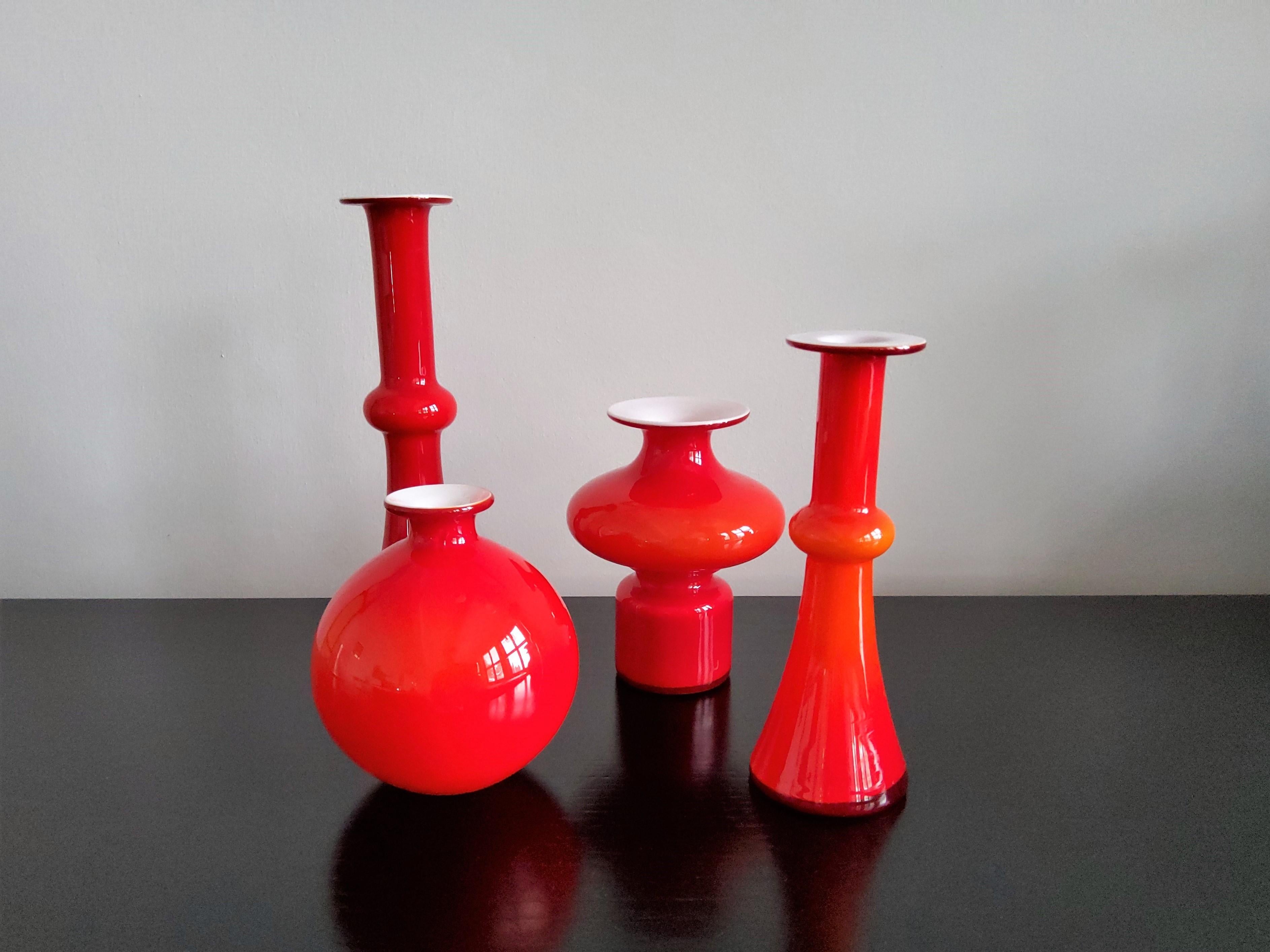 Arrangement von 4 Vasen aus rotem Glas 'Carnaby' von Per Lütken für Holmegaard, Dänemark (Moderne der Mitte des Jahrhunderts) im Angebot