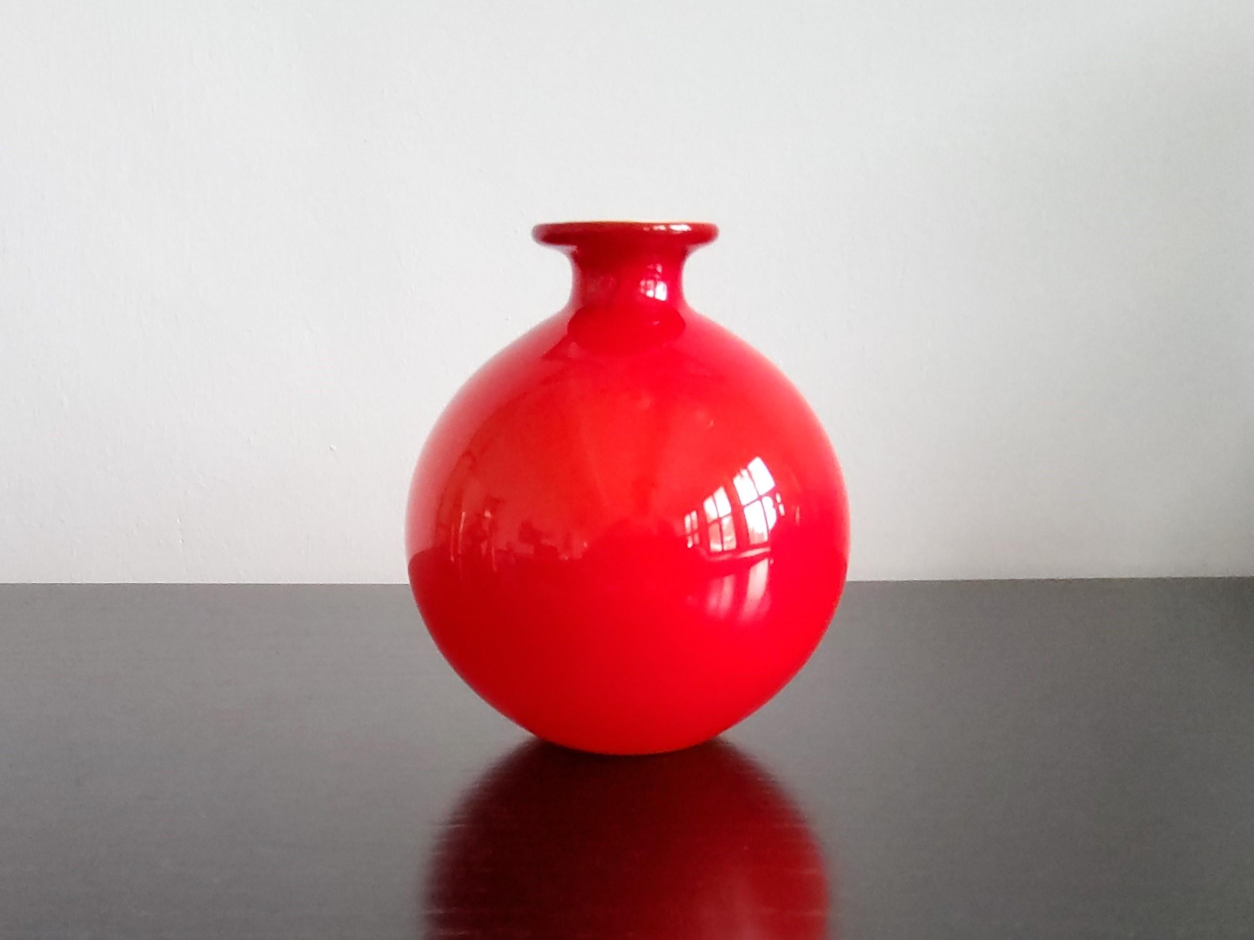 Arrangement von 4 Vasen aus rotem Glas 'Carnaby' von Per Lütken für Holmegaard, Dänemark im Zustand „Gut“ im Angebot in Steenwijk, NL