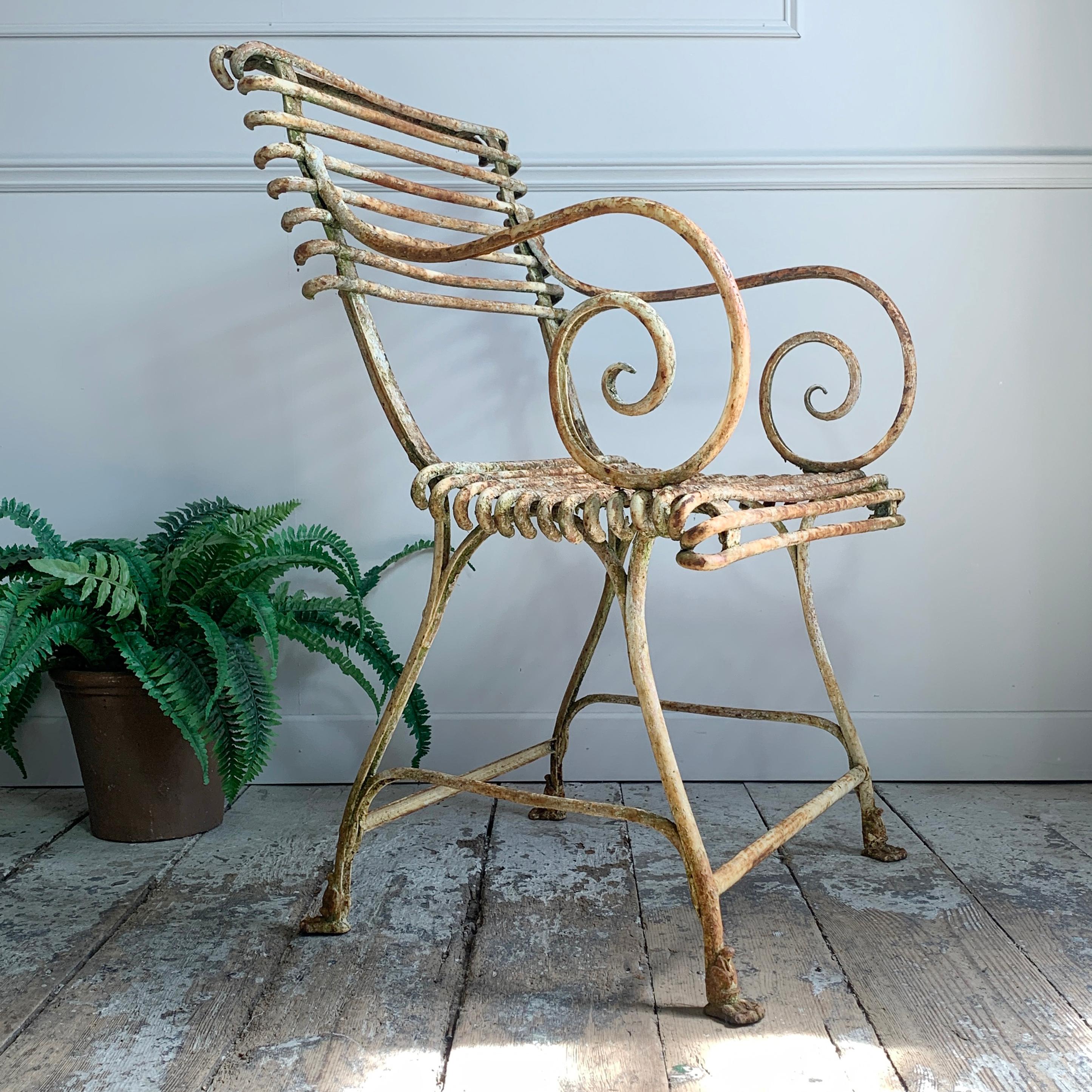 Arras de chaises de jardin en pattes de lion, 19ème siècle, lot de 3 en vente 1