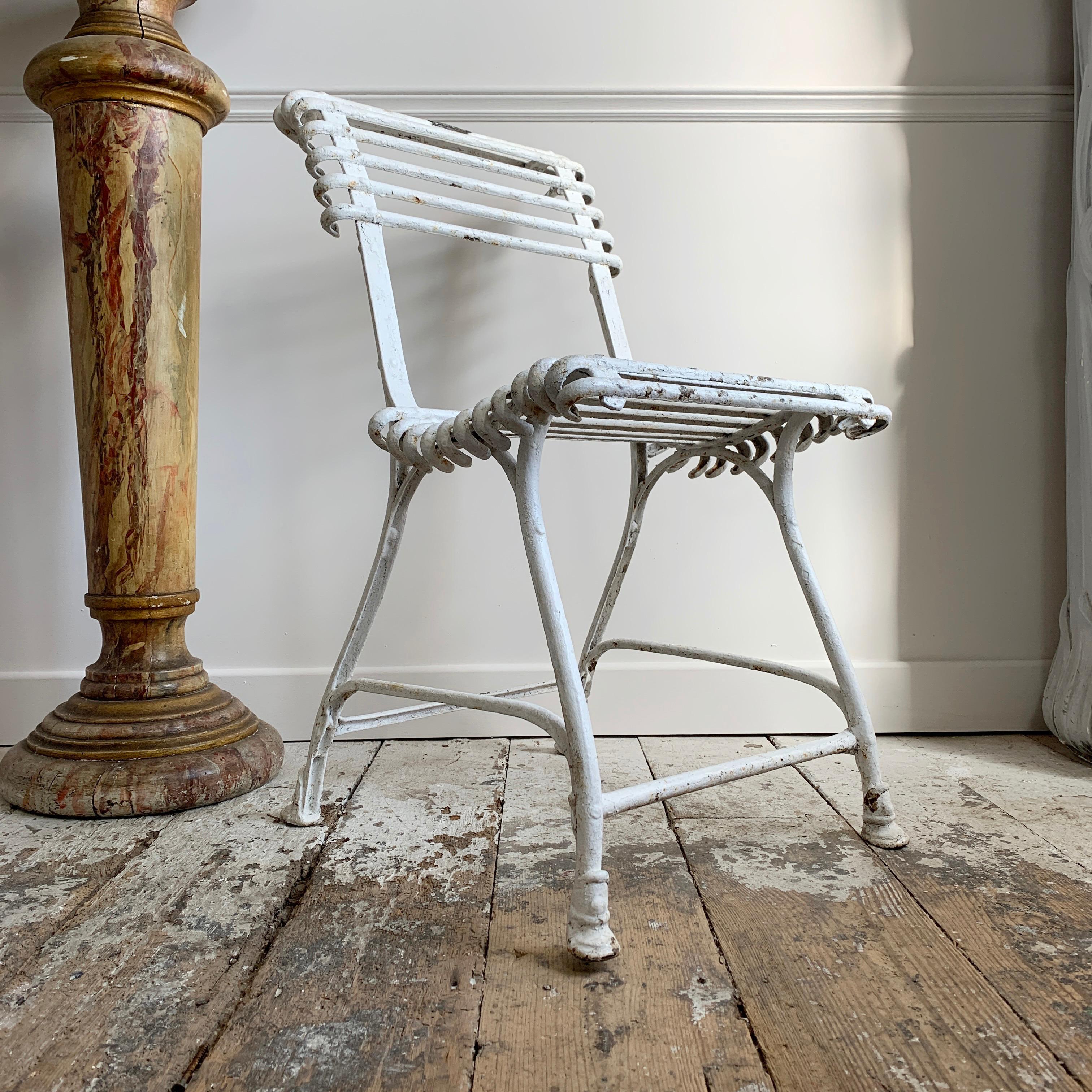 Magnifique chaise Saint Sauveurs d'Arras
Cette chaise est en bon état
Pieds en forme de sabots de cheval
Datant d'environ 1910:: provenant d'une des usines d'Arras produisant ce type de mobilier de jardin à l'époque
La plaque d'origine du fabricant
