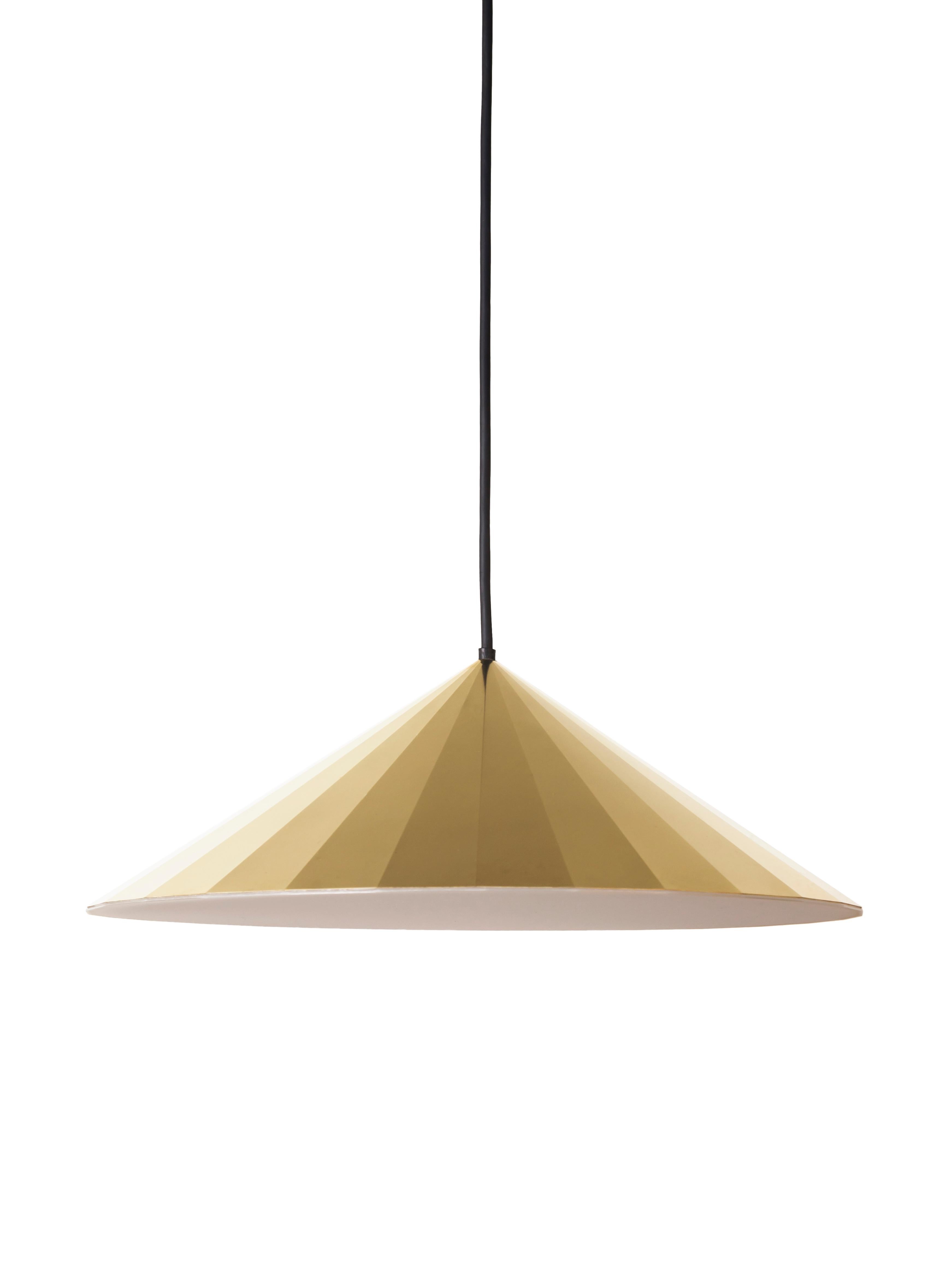The shape of this pendant lamp is constructed by folding a 0,3mm thin brass sheet. For precise bending, lines have been etched halfway into the material. The polished brass beautifully reflects its surroundings. Each facet gets a different tone,