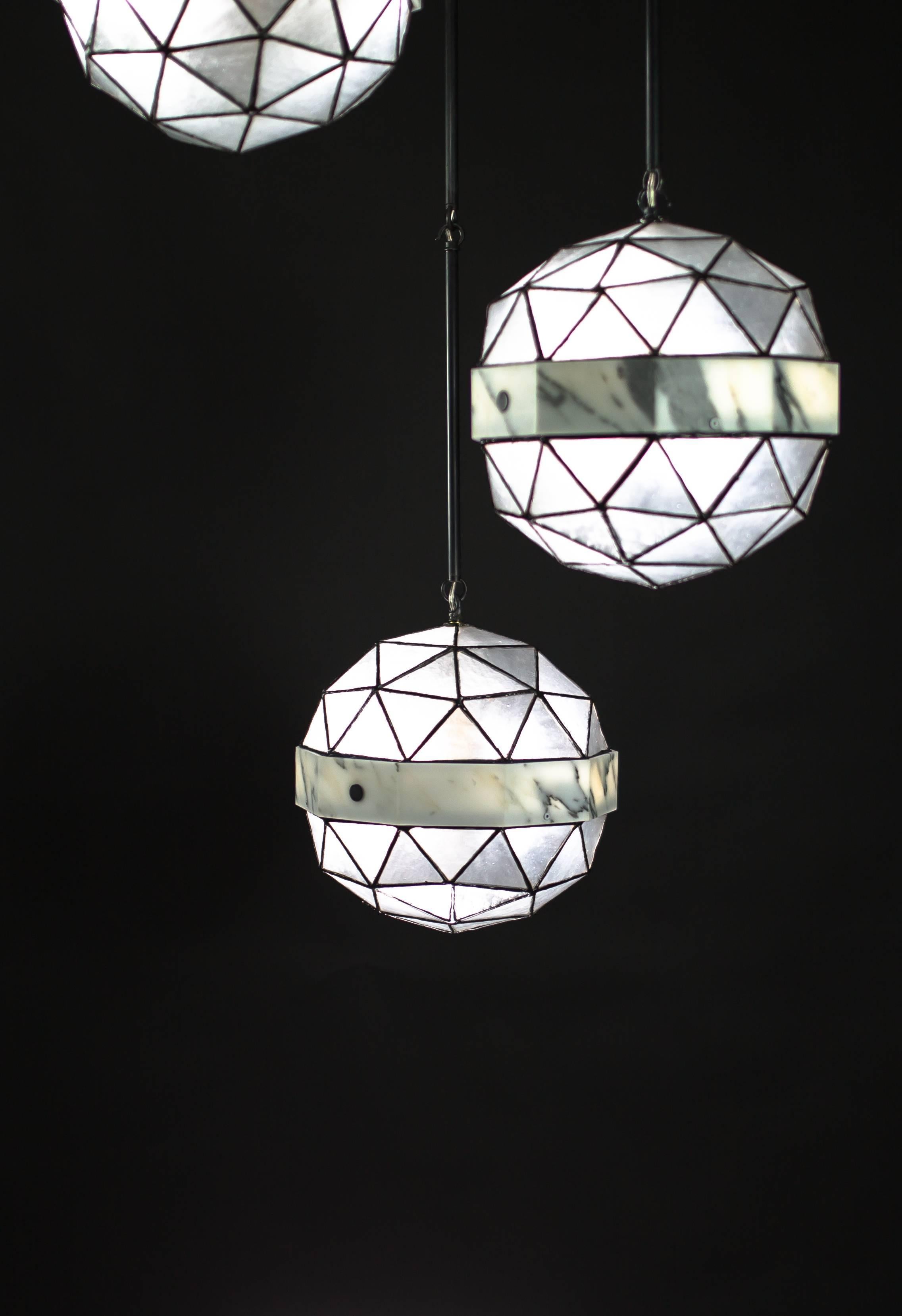 Array, zeitgenössischer Anhänger aus Messing, Marmor und Buntglas von Kalin Asenov im Angebot 6