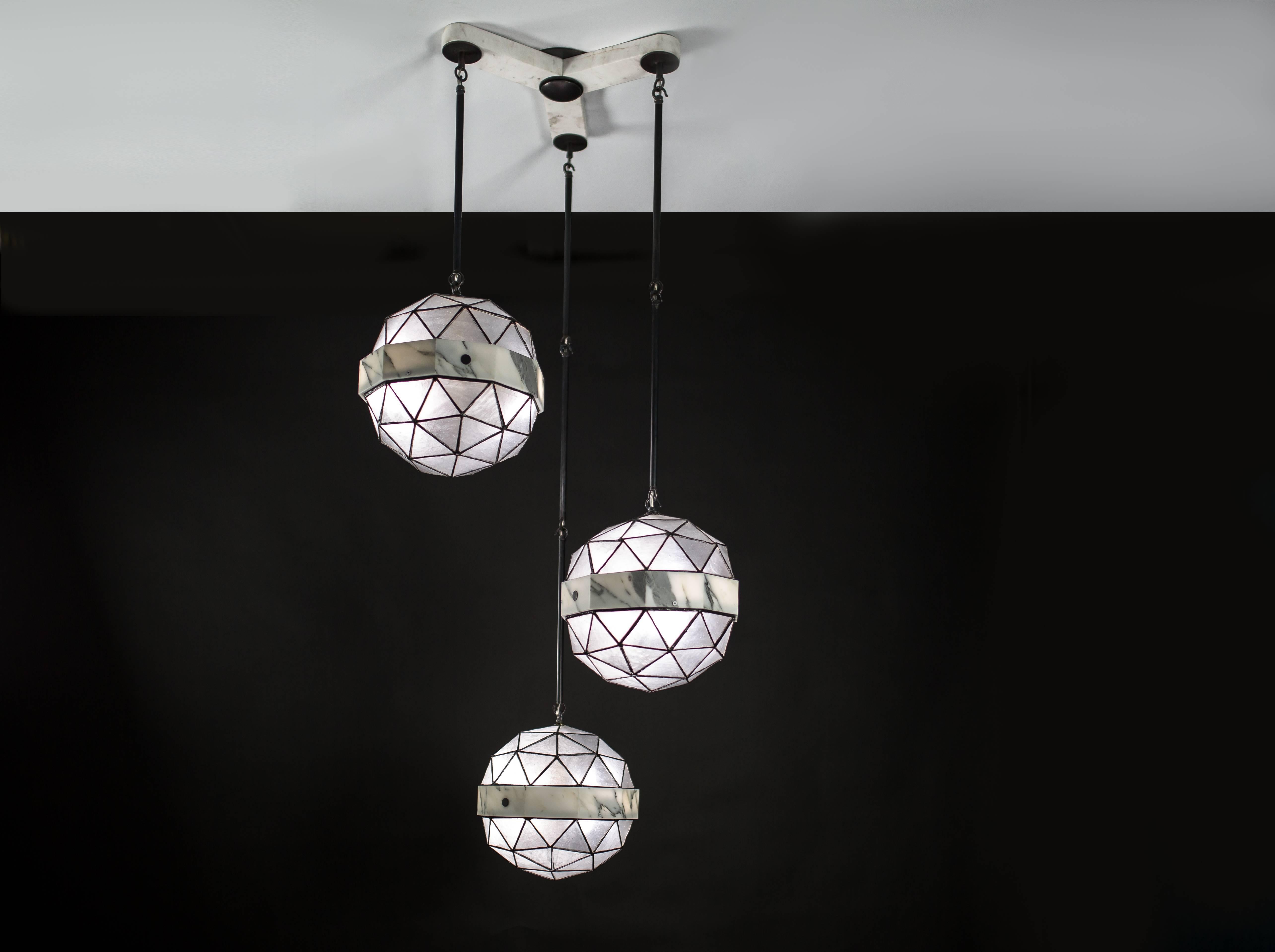 Array, zeitgenössischer Anhänger aus Messing, Marmor und Buntglas von Kalin Asenov im Angebot 8