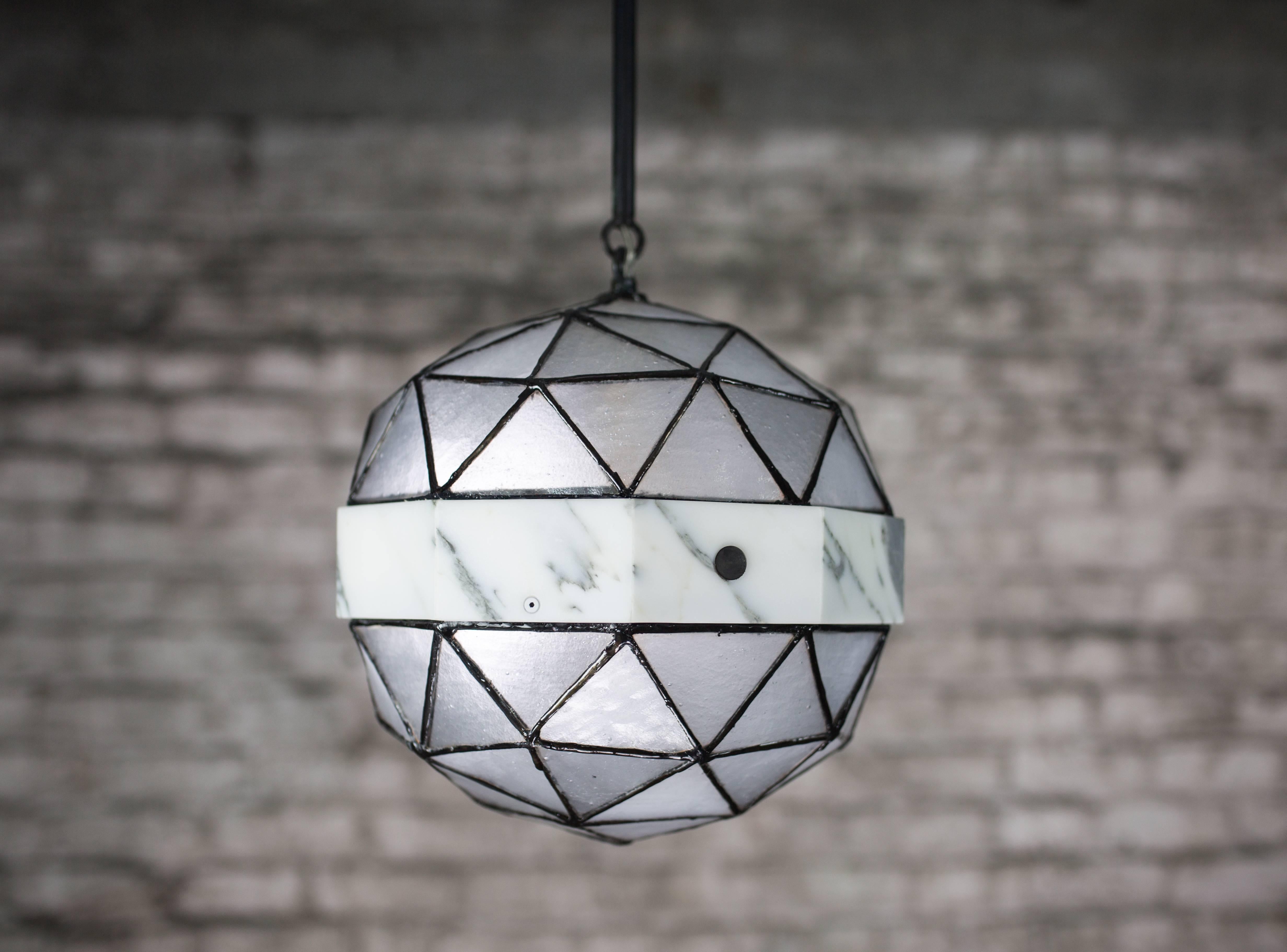 Array, zeitgenössischer Anhänger aus Messing, Marmor und Buntglas von Kalin Asenov im Angebot 9