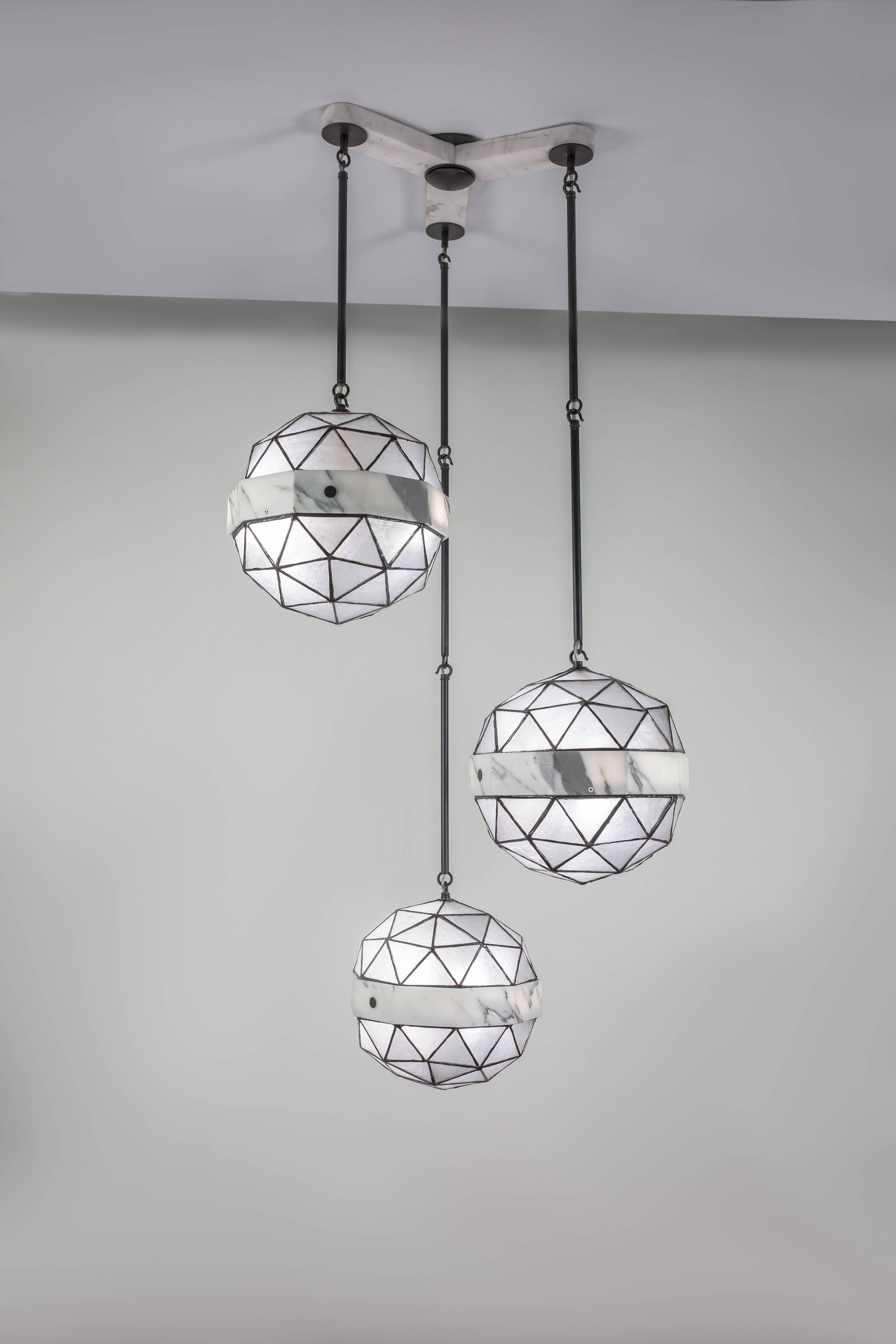 Array, zeitgenössischer Anhänger aus Messing, Marmor und Buntglas von Kalin Asenov (amerikanisch) im Angebot