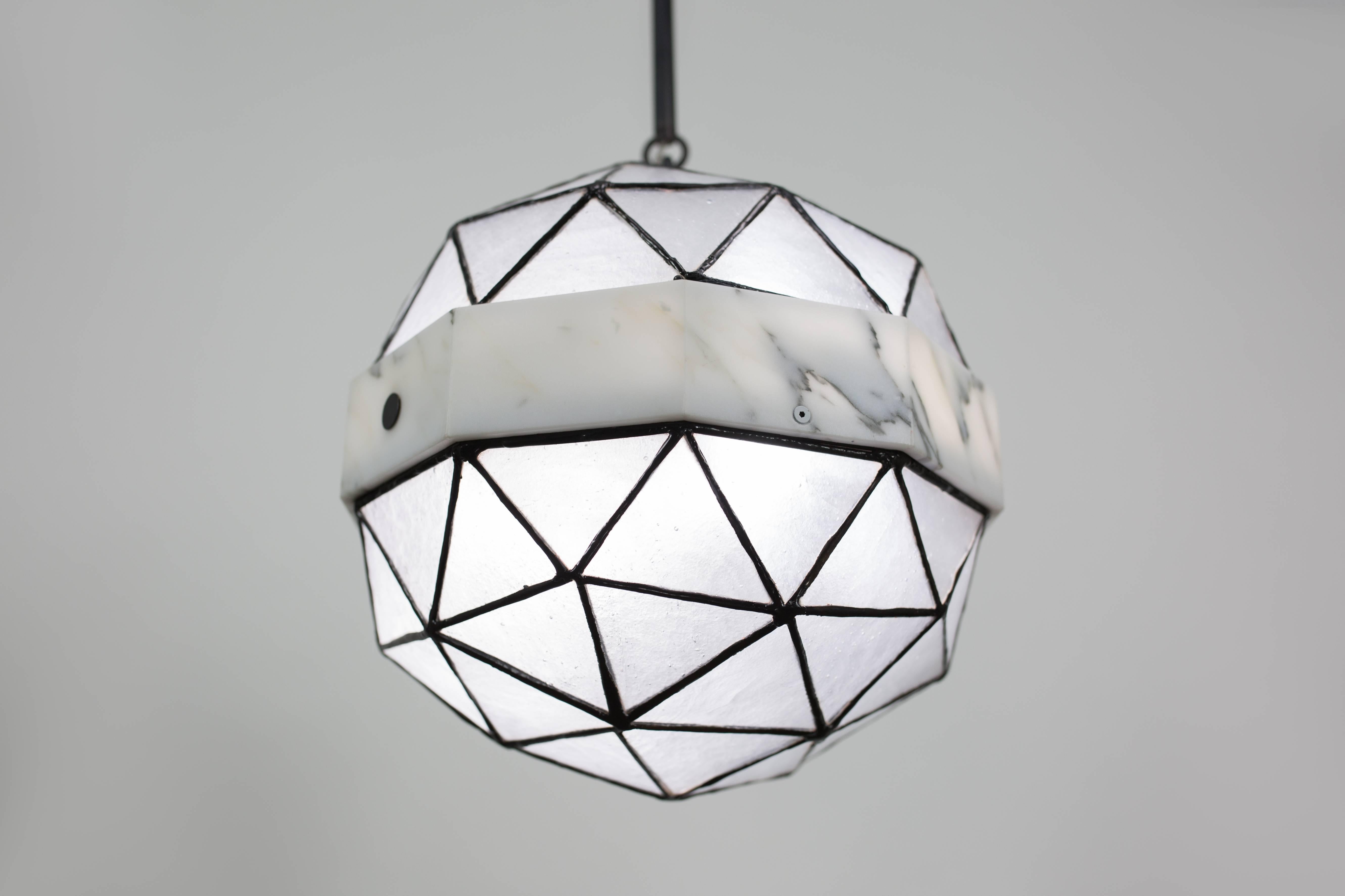 Array, zeitgenössischer Anhänger aus Messing, Marmor und Buntglas von Kalin Asenov im Angebot 1