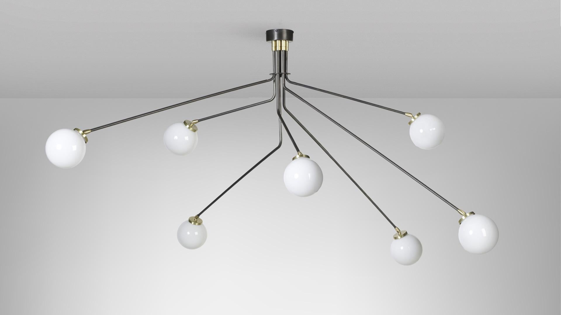 Lampada a sospensione Array Opal di CTO Lighting
Materiali: bronzo con dettagli in ottone satinato e paralumi in vetro opalino
Dimensioni: H. H. 80 x L. 172,5 cm

Tutte le nostre lampade possono essere cablate a seconda del Paese. Se viene venduto