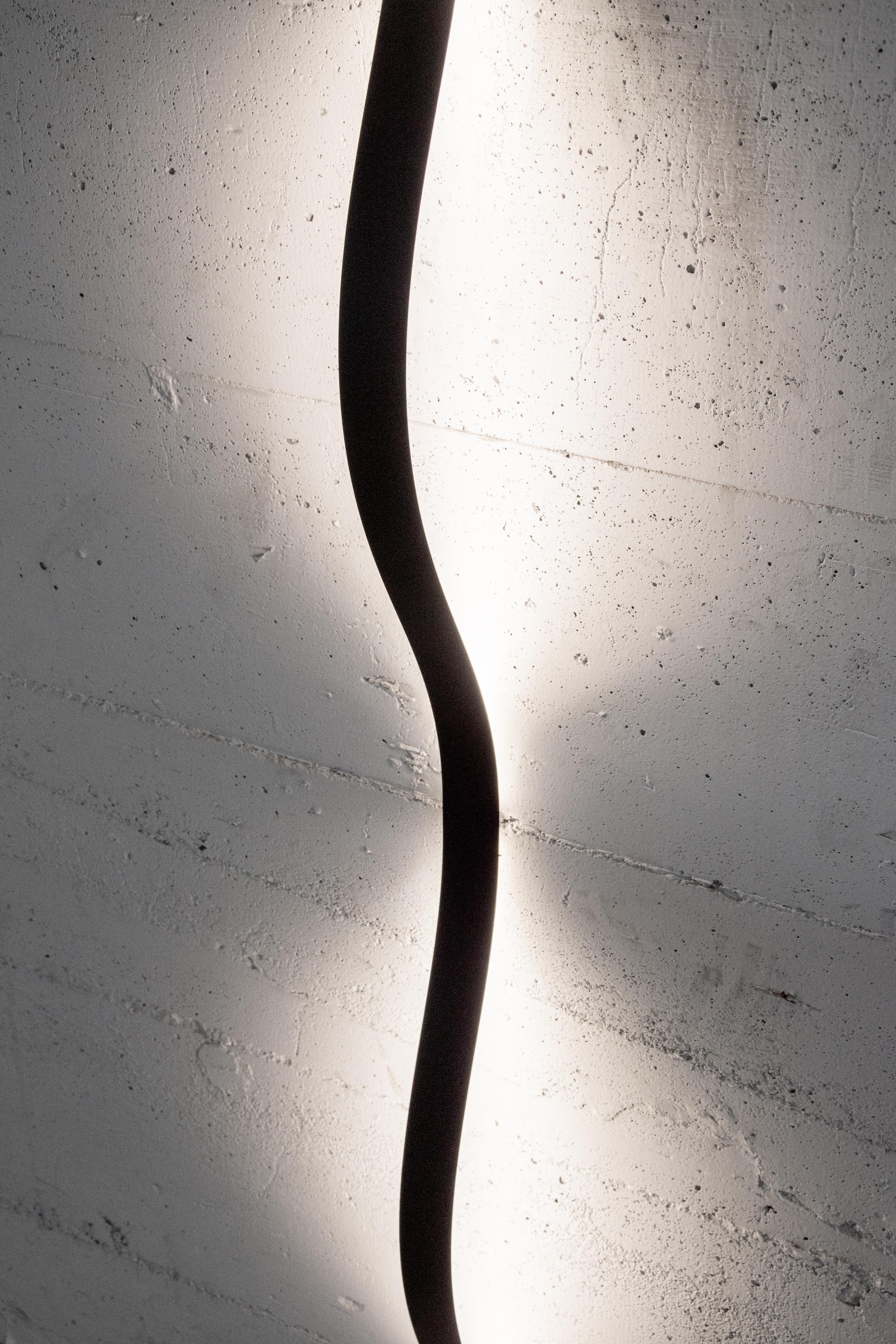 Modern [ARRAY] Sine Light - Wall Lamp (Black/White) For Sale