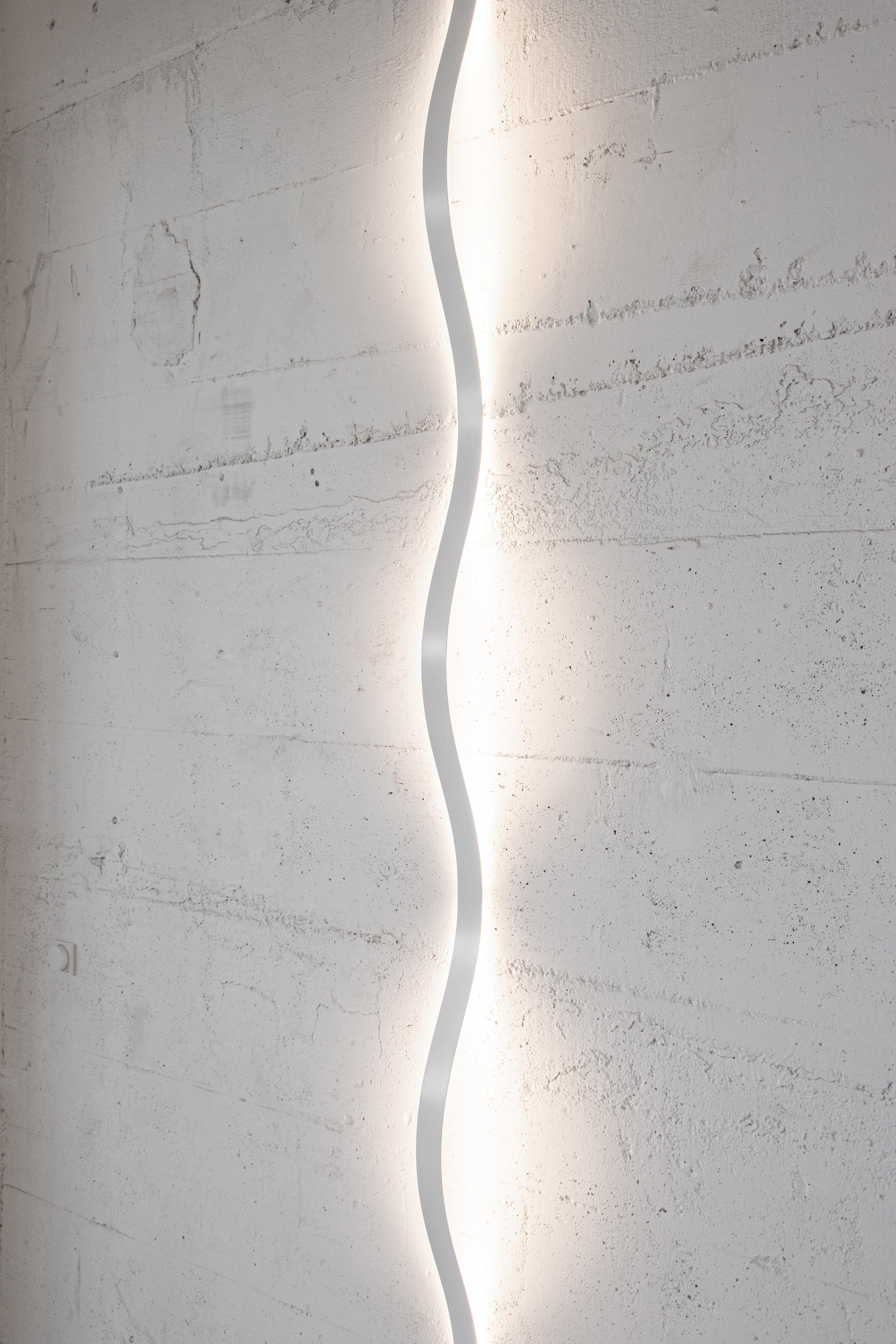 Stainless Steel [ARRAY] Sine Light - Wall Lamp (Black/White) For Sale