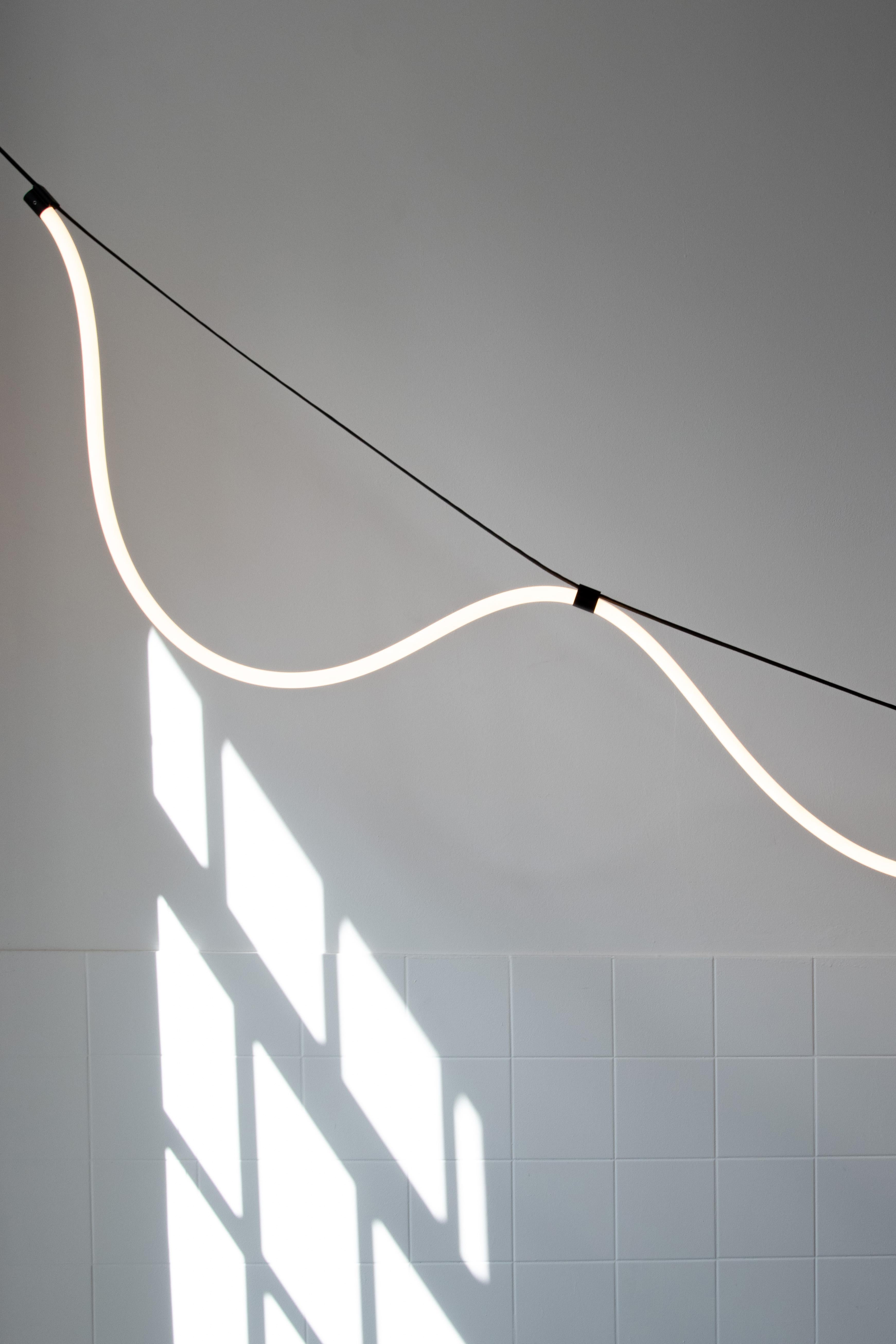 Moderne [ARRAY]  Spline Outdoor Light - String Light (Noir/Rouge/Jaune) en vente