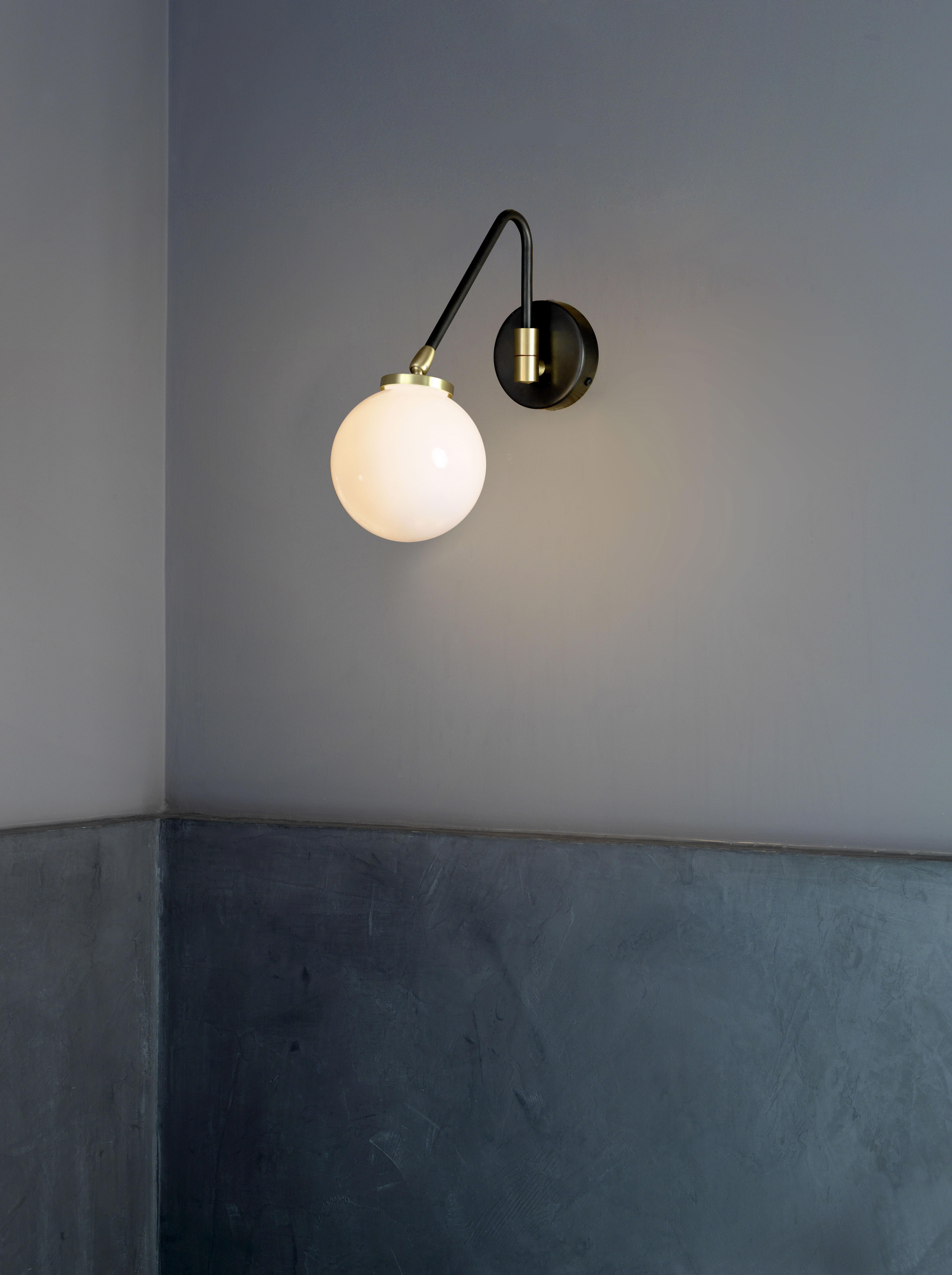 XXI secolo e contemporaneo Lampada da parete Array Twin Opal di CTO Lighting in vendita
