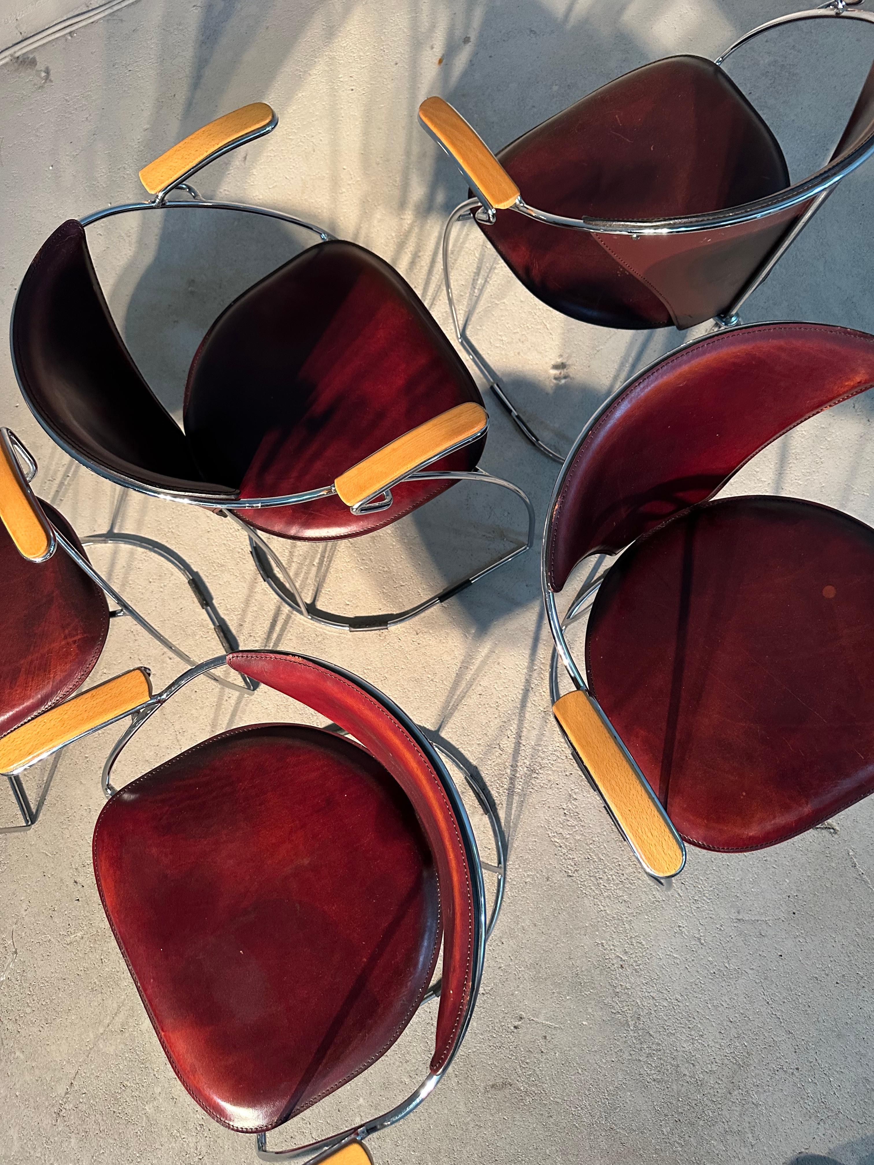 Ensemble de 5 chaises de salle à manger design italien par Arrben Italy, type Armlinda. Conçue dans les années 1980 et en très bon état vintage.

La chaise caractéristique est dotée d'un cadre en tube métallique chromé. Le siège et le dossier