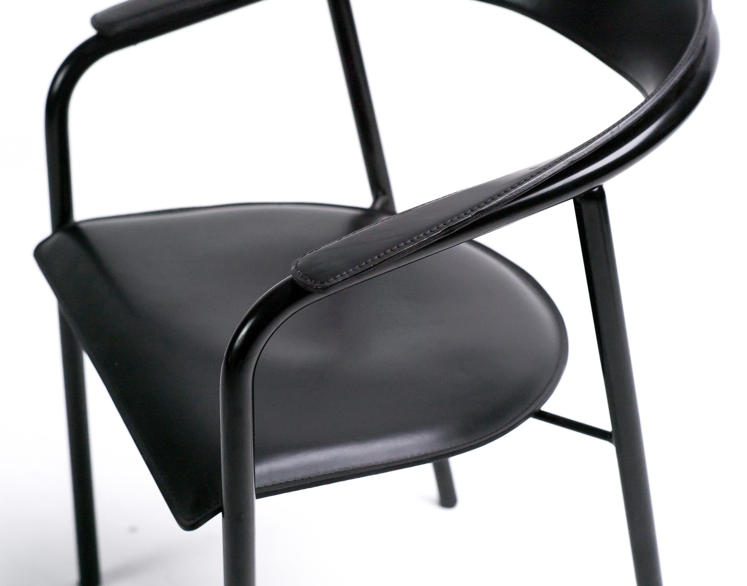 Diese Sessel mit schräger Rückenlehne wurden in den 1980er Jahren von Arrben, Italien, hergestellt.
Die Rohrrahmen sind schwarz emailliert, der Sitz aus schwarzem Sattelleder und die geschwungene Rückenlehne haben eine Ziernaht. Die Stühle sind